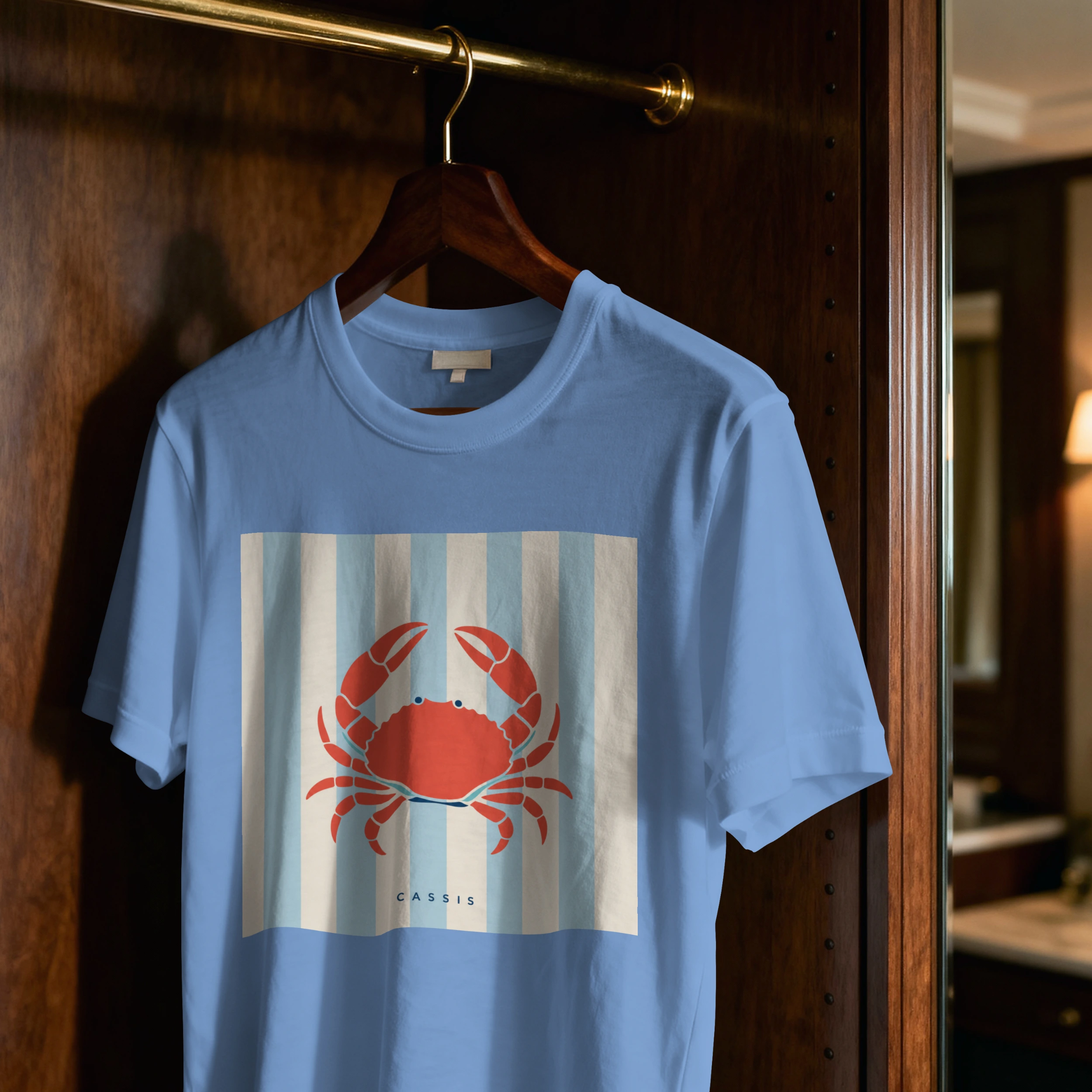 t-shirt-cassis-crabe-riviera-bleu-cintre T-shirt crabe Cassis Riviera bleu ciel suspendu sur cintre