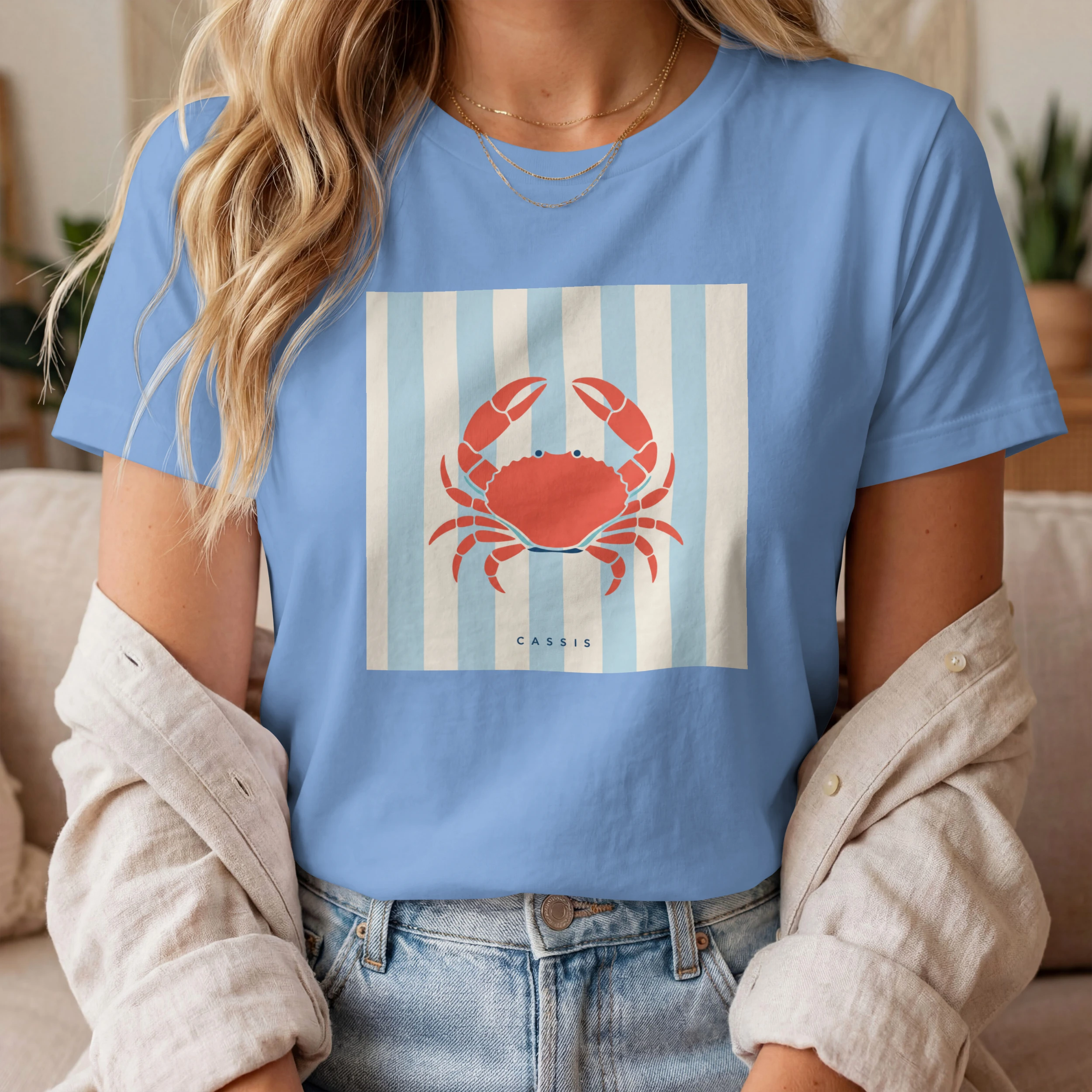 t-shirt-cassis-crabe-riviera-bleu-femme T-shirt crabe Cassis Riviera bleu ciel porté par une femme ambiance Riviera