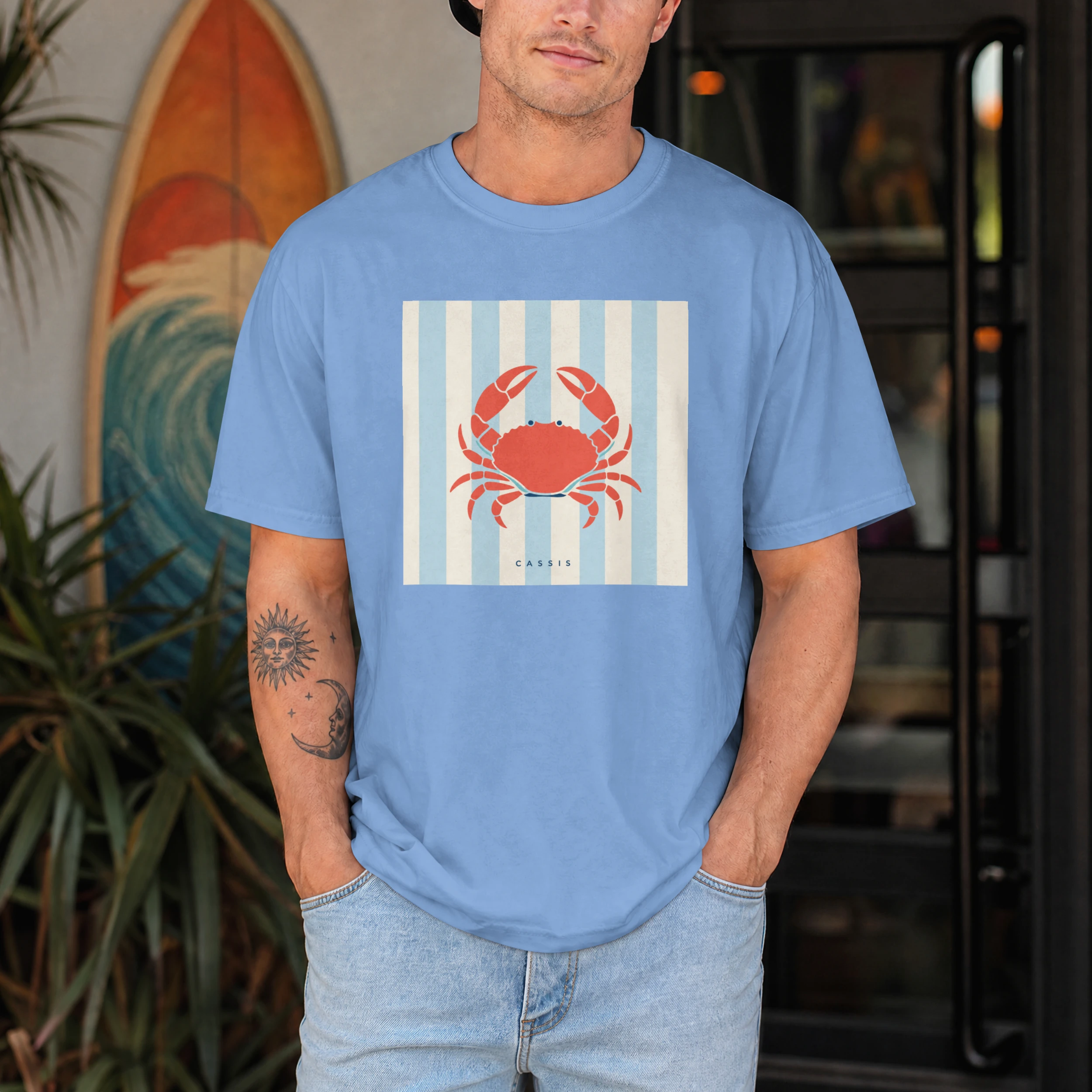 t-shirt-cassis-crabe-riviera-bleu-homme T-shirt crabe Cassis Riviera bleu ciel porté par un homme style méditerranéen