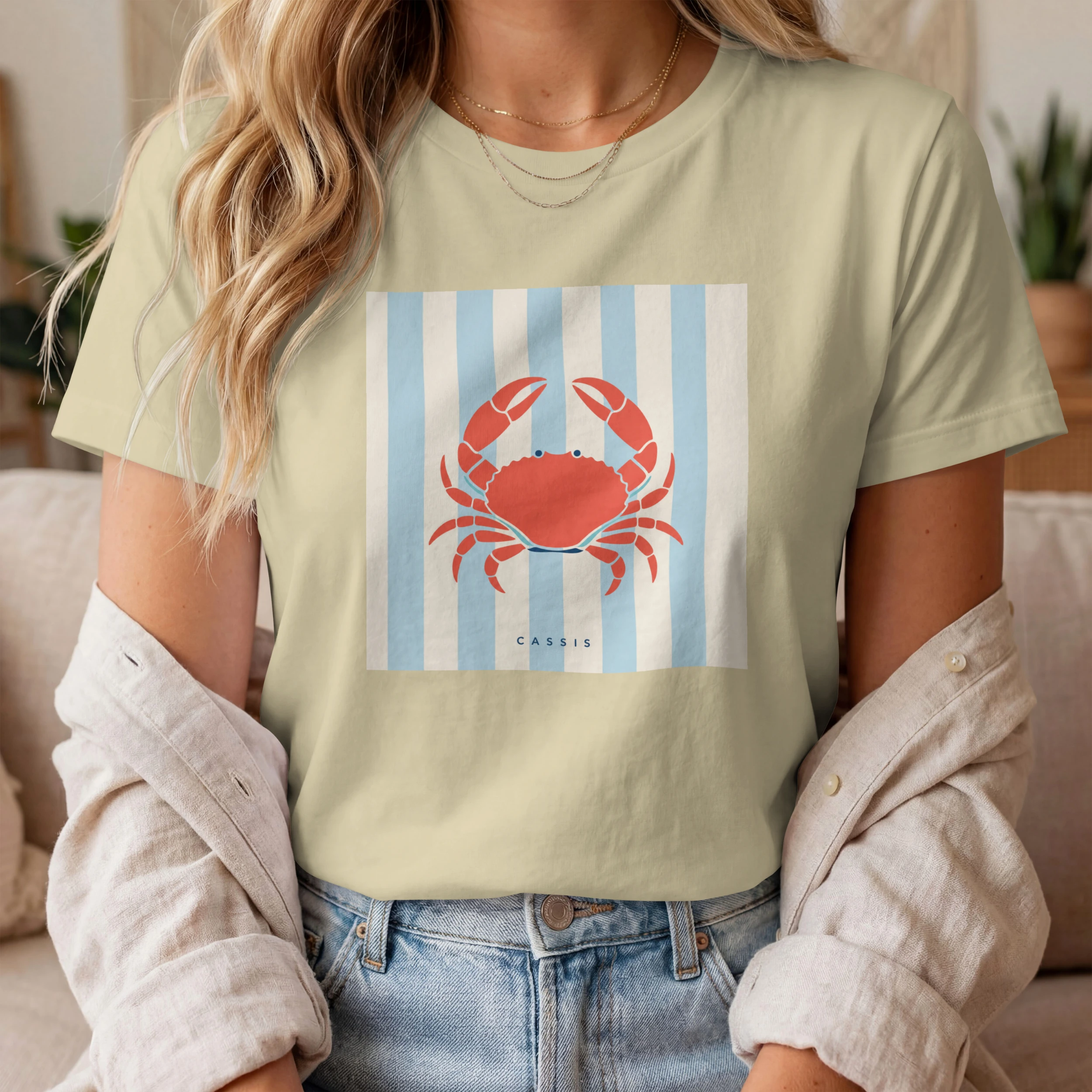 t-shirt-cassis-crabe-riviera-natural-femme T-shirt crabe Cassis Riviera natural porté par une femme inspiration sud de la France