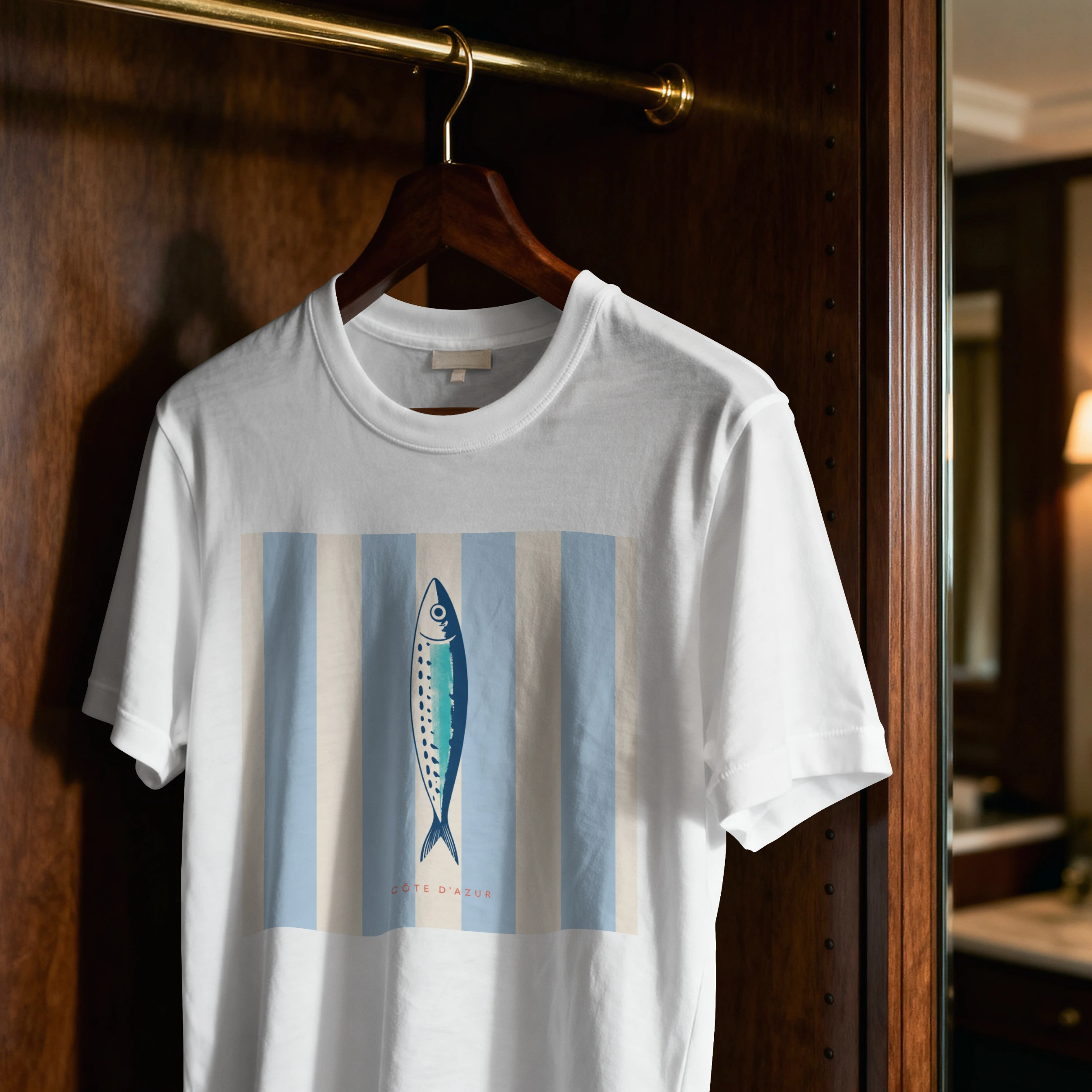 t-shirt-cote-azur-sardine-03 T-shirt Côte d’Azur sardine blanc sur cintre – illustration méditerranéenne minimaliste