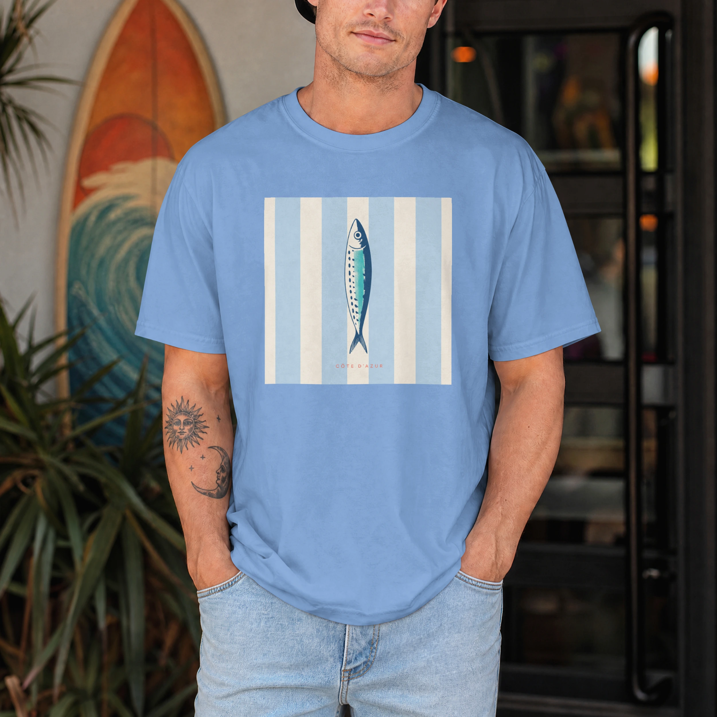 t-shirt-cote-azur-sardine-04 T-shirt Côte d’Azur sardine bleu ciel porté par un homme – collection Riviera Art Prints