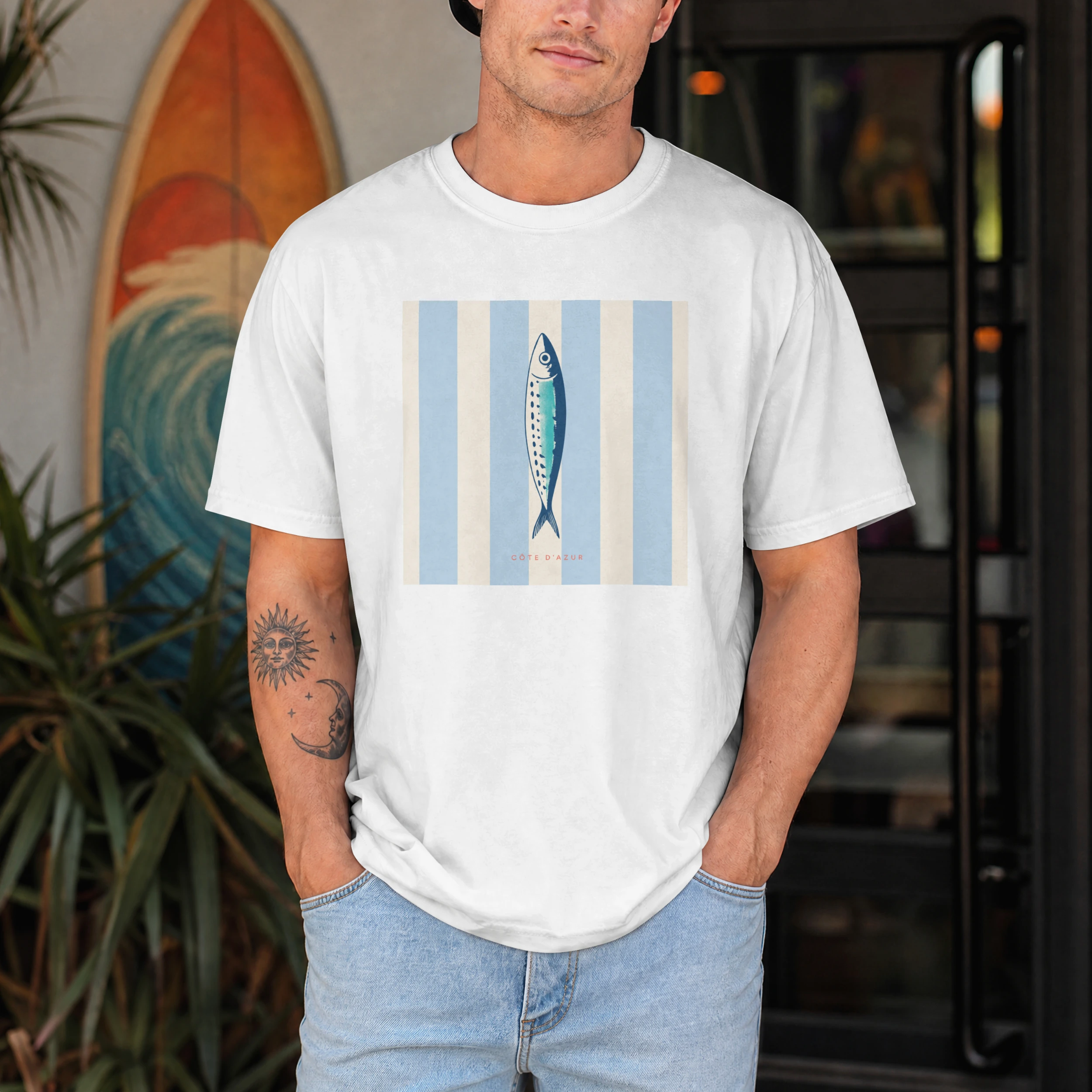 t-shirt-cote-azur-sardine-05 T-shirt Côte d’Azur sardine blanc porté par un homme – illustration bord de mer