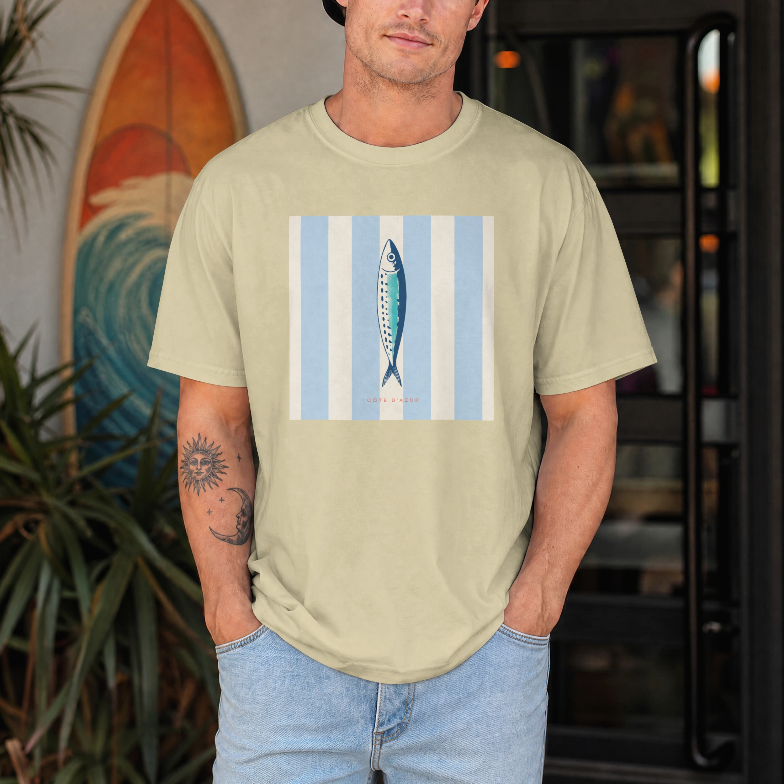 t-shirt-cote-azur-sardine-06 T-shirt Côte d’Azur sardine natural porté par un homme – design marin minimaliste