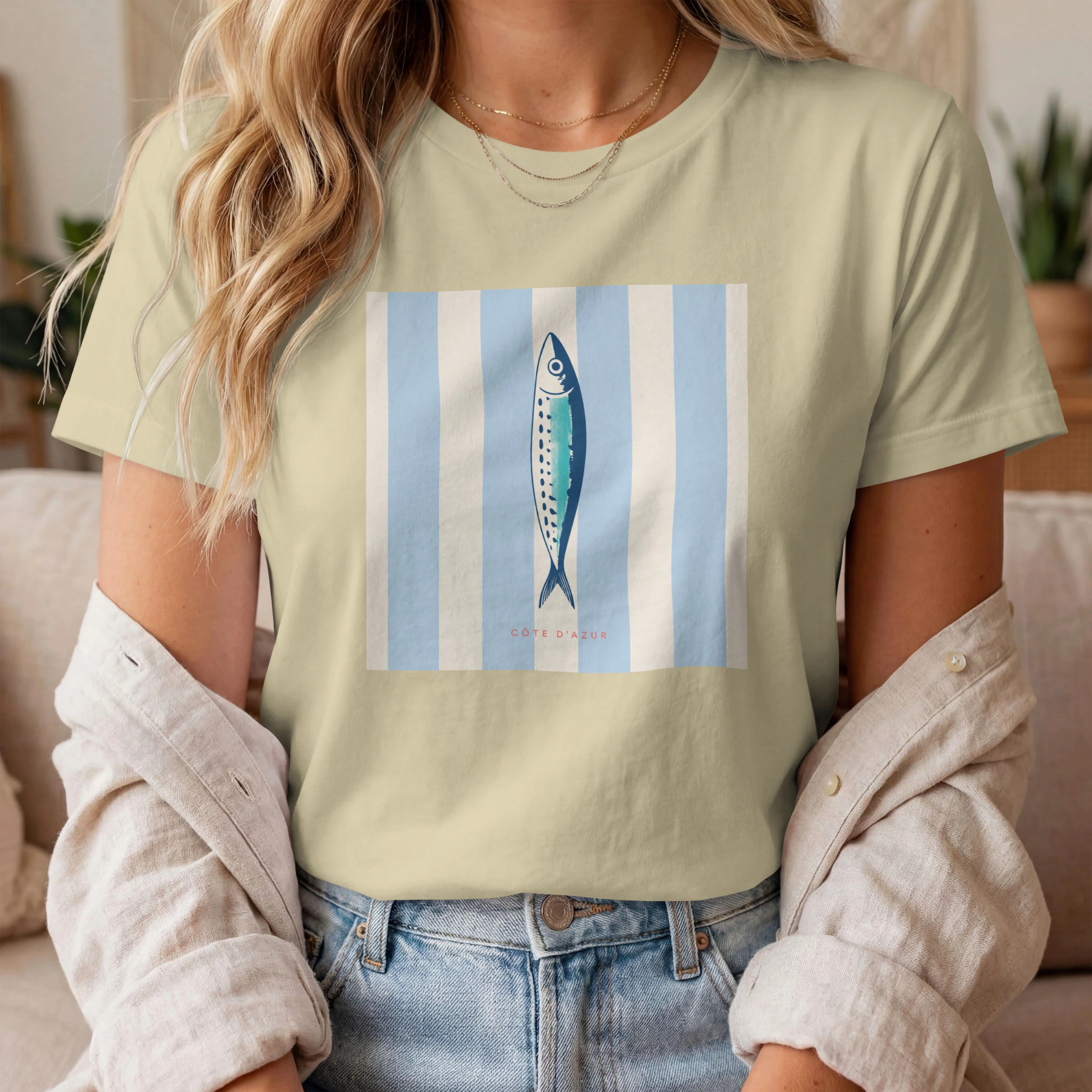 t-shirt-cote-azur-sardine-07 T-shirt Côte d’Azur sardine couleur natural porté par une femme – style Riviera méditerranéenne