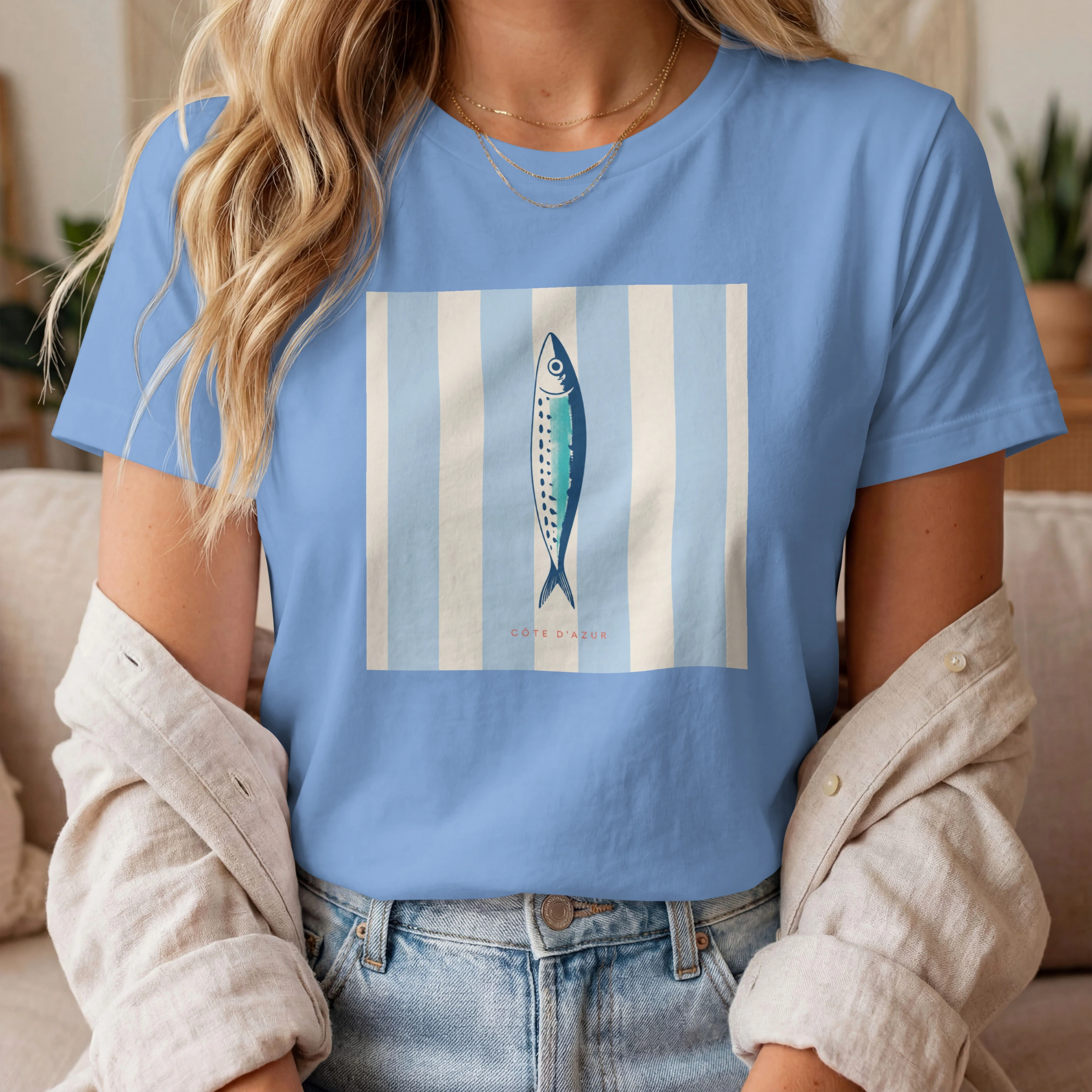 t-shirt-cote-azur-sardine-08 T-shirt Côte d’Azur sardine bleu porté par une femme – collection Riviera Art Prints