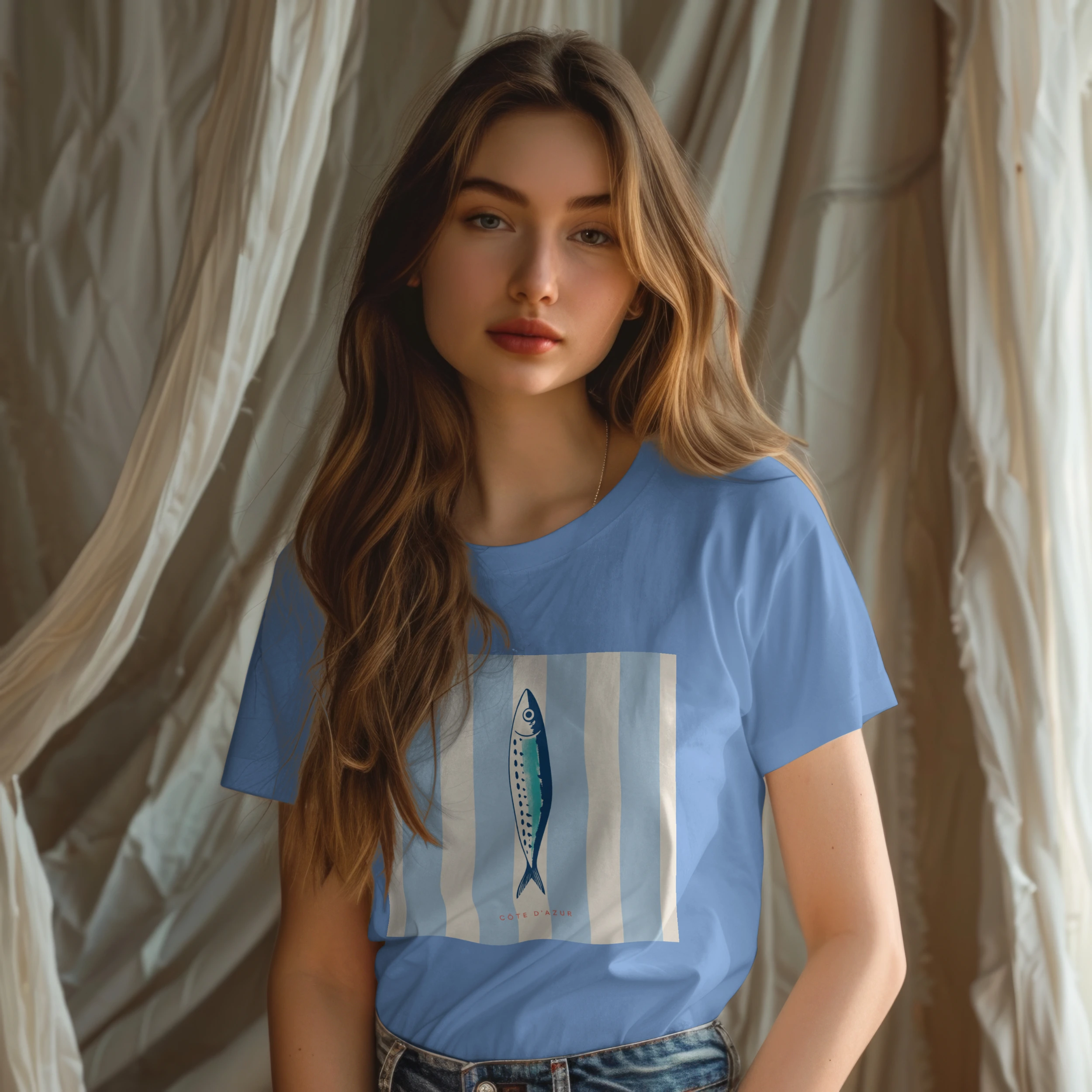 t-shirt-cote-azur-sardine-10 T-shirt Côte d’Azur sardine bleu porté par une femme – collection Riviera Art Prints