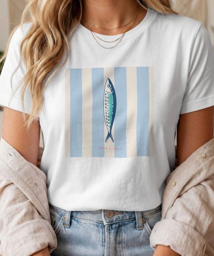 T-shirt Côte d’Azur sardine suspendu sur cintre collection Riviera Art Prints