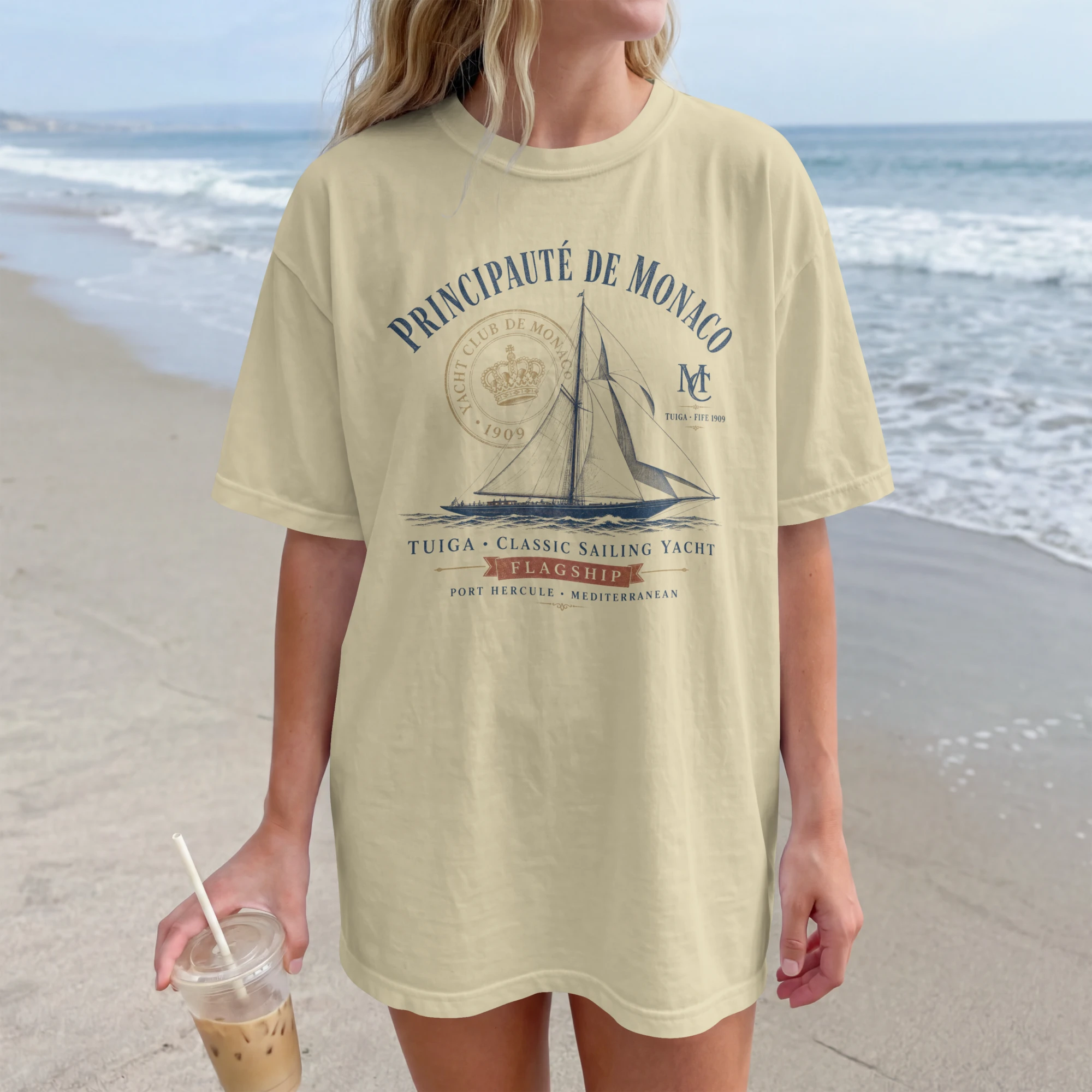t-shirt-monaco-yacht-club-natural-mockup-plage T-shirt Monaco Yacht Club natural porté sur la plage