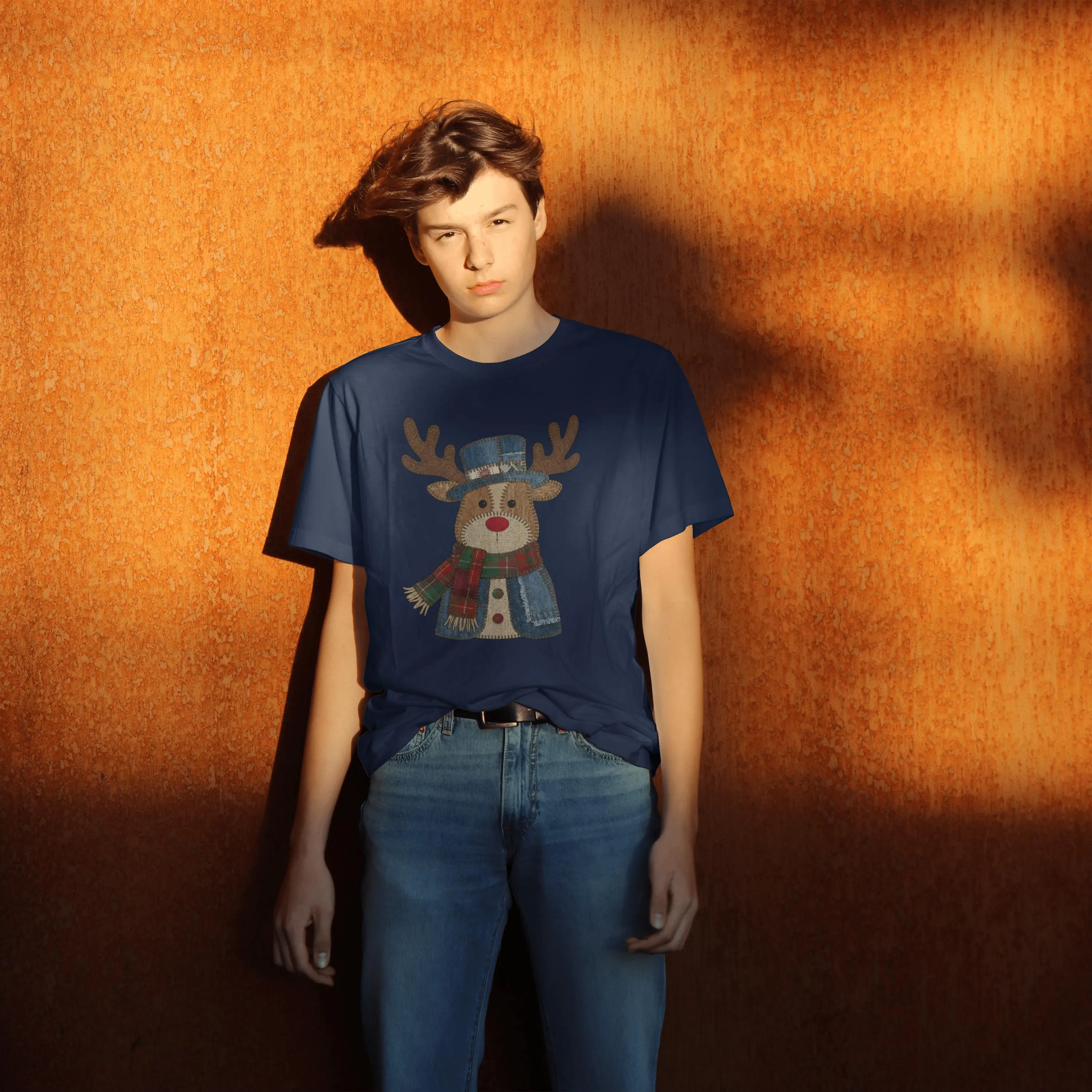 t-shirt-renne-patchwork-marine T-shirt bleu marine avec illustration renne patchwork ambiance hivernale chaleureuse