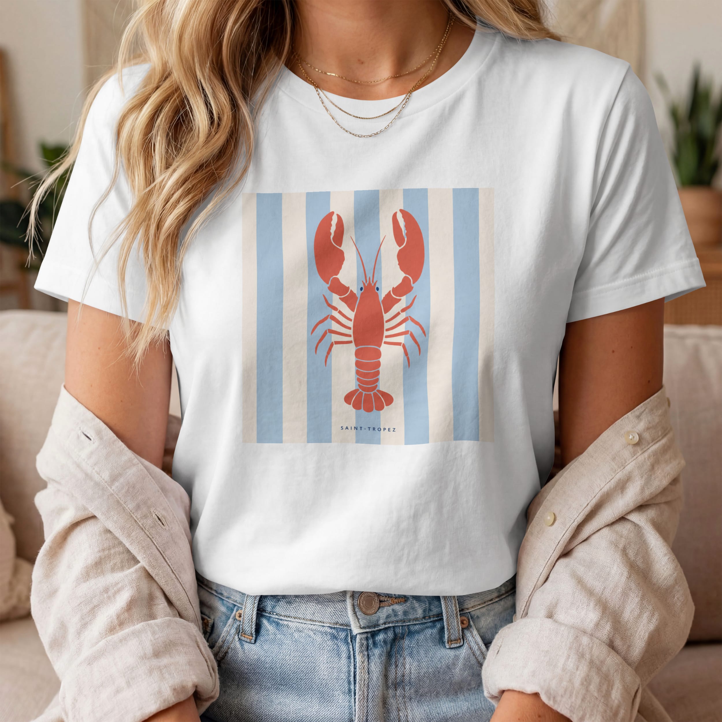 t-shirt-saint-tropez-homard-riviera-blanc-femme-lifestyle T-shirt Saint-Tropez homard Riviera blanc porté par une femme inspiration Côte d’Azur