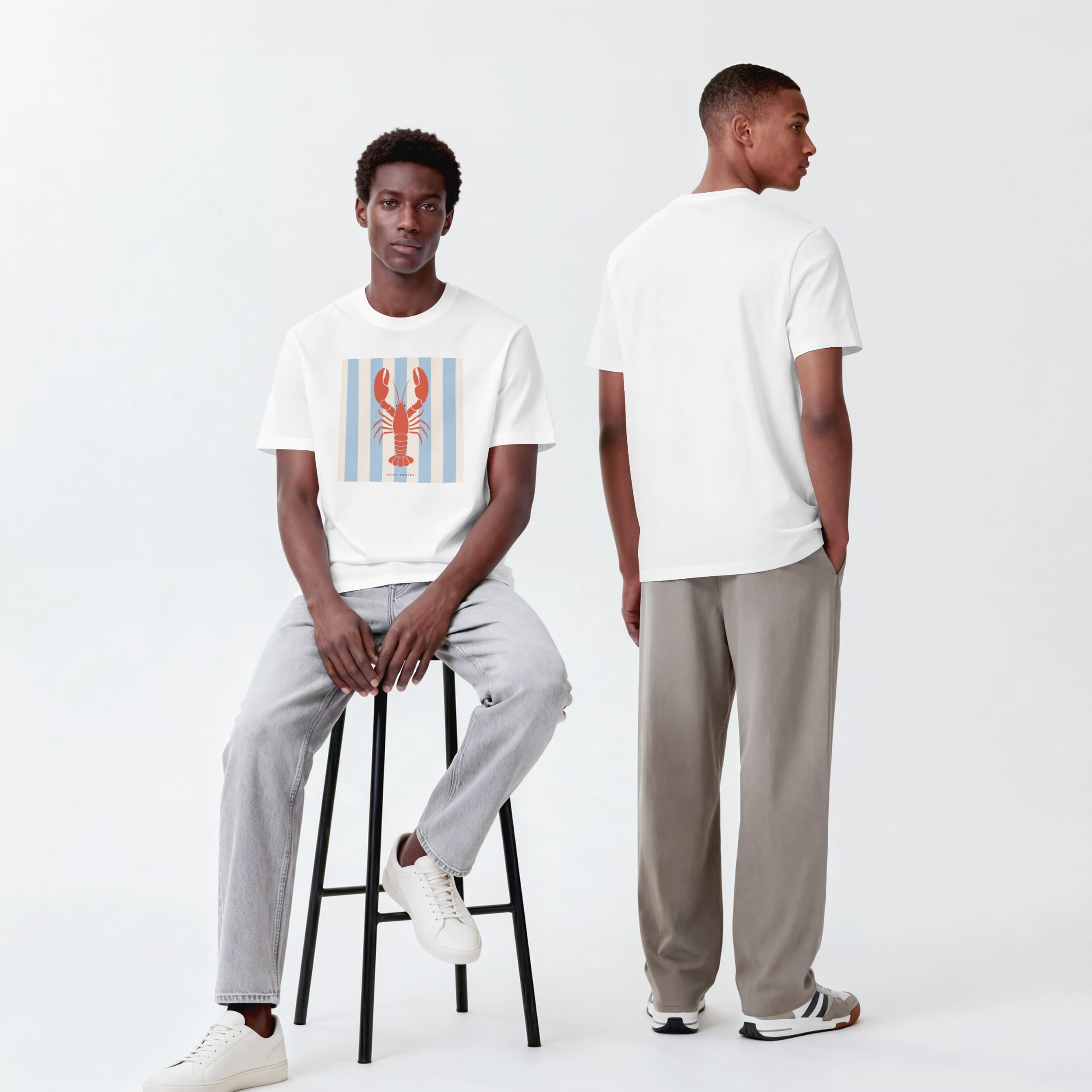 t-shirt-saint-tropez-homard-riviera-blanc-homme-studio T-shirt Saint-Tropez homard Riviera blanc porté par un homme vue avant et arrière