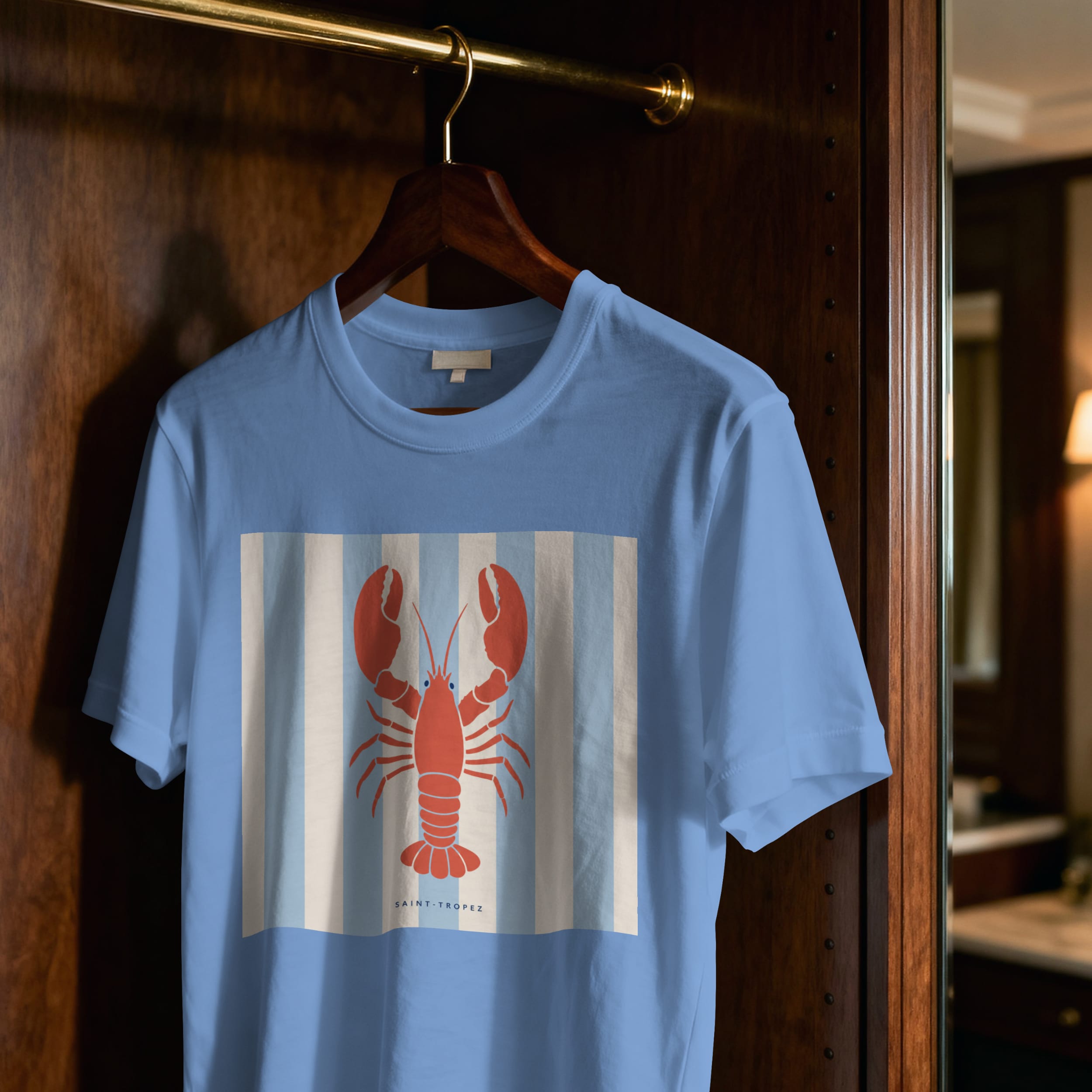 t-shirt-saint-tropez-homard-riviera-bleu-cintre T-shirt Saint-Tropez homard Riviera bleu suspendu sur cintre design minimaliste