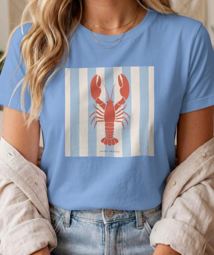 T-shirt homard saint-tropez Riviera bleu porté par une femme style méditerranéen