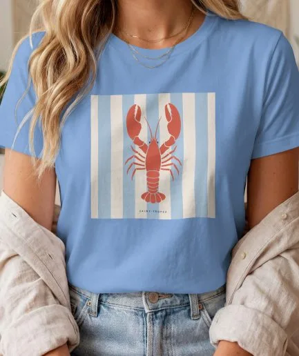 T-shirt homard saint-tropez Riviera bleu porté par une femme style méditerranéen