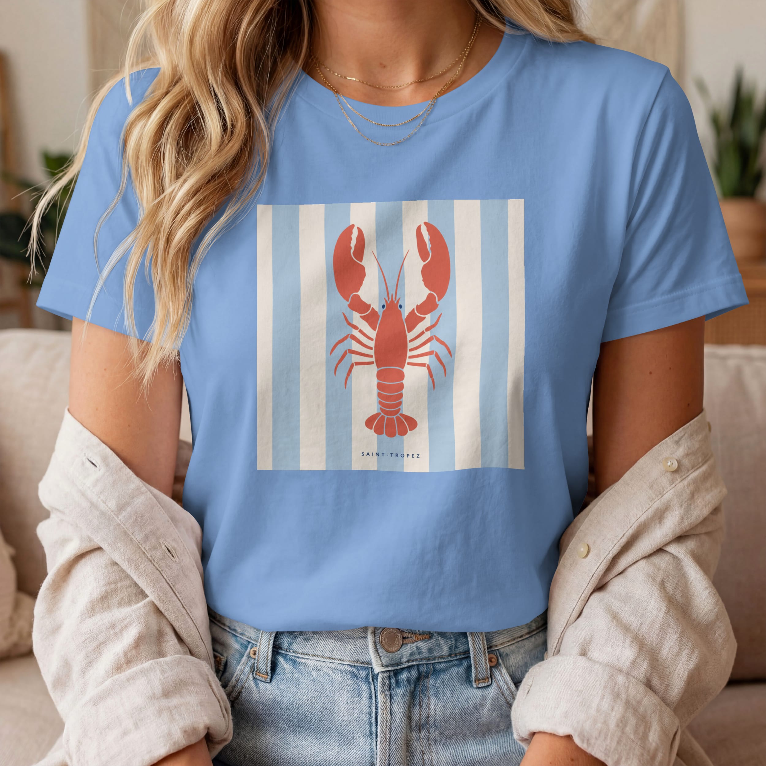 t-shirt-saint-tropez-homard-riviera-bleu-femme-lifestyle T-shirt homard saint-tropez Riviera bleu porté par une femme style méditerranéen