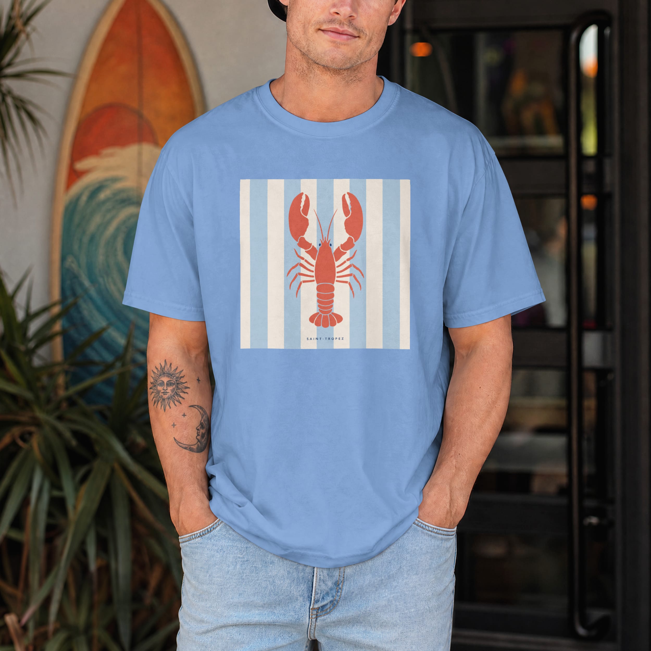 t-shirt-saint-tropez-homard-riviera-bleu-homme-lifestyle T-shirt Saint-Tropez homard Riviera bleu porté par un homme inspiration Côte d’Azur