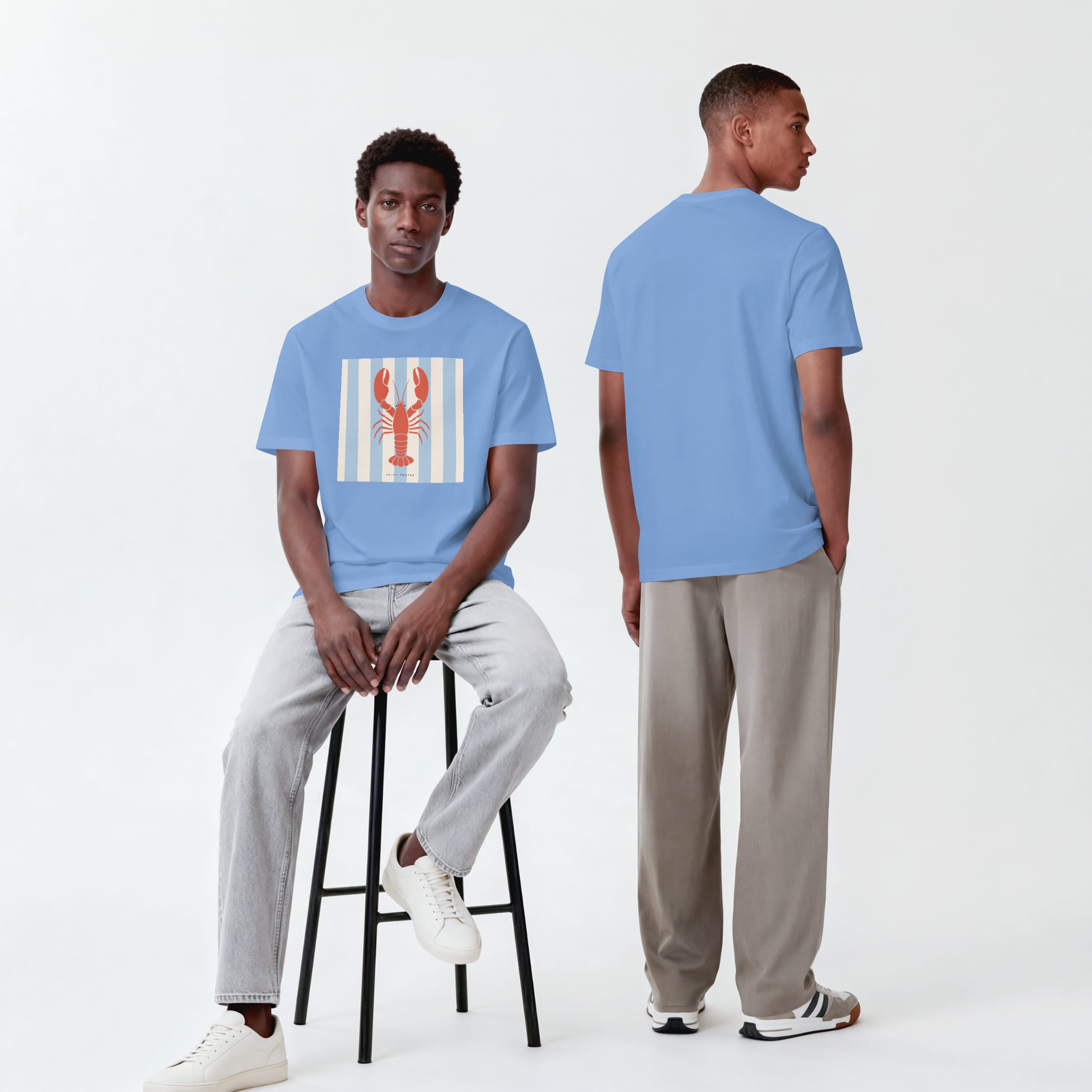 t-shirt-saint-tropez-homard-riviera-bleu-homme-studio T-shirt Saint-Tropez homard Riviera bleu porté par un homme vue avant et arrière