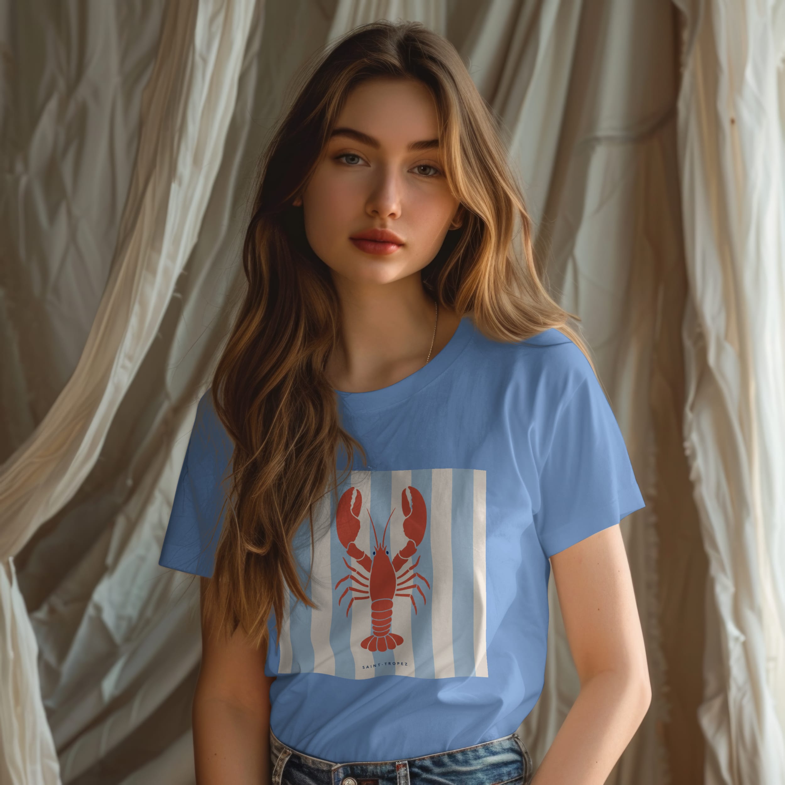 t-shirt-saint-tropez-homard-riviera-bleu-lifestyle T-shirt Saint-Tropez homard Riviera bleu ciel inspiration Riviera française femme