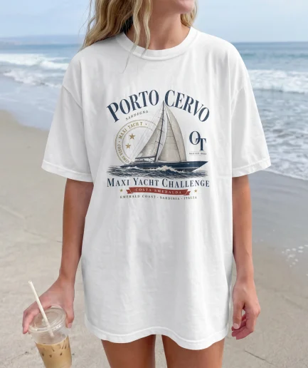 T-shirt Porto Cervo Maxi Yacht Challenge porté par une femme