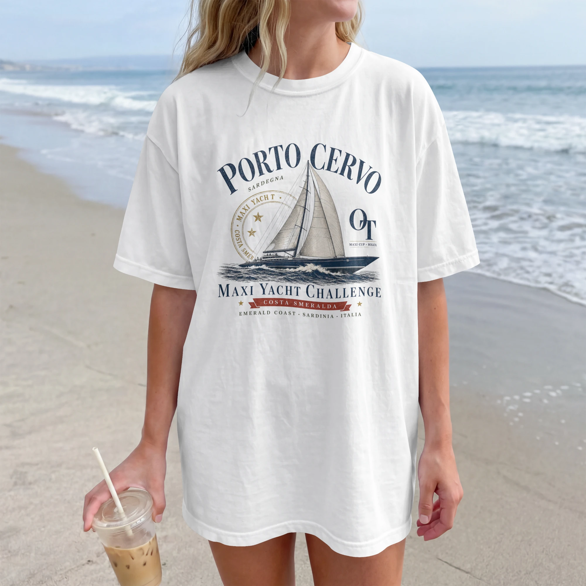 xt-shirt-porto-cervo-maxi-yacht-challenge-blanc T-shirt Porto Cervo Maxi Yacht Challenge porté par une femme