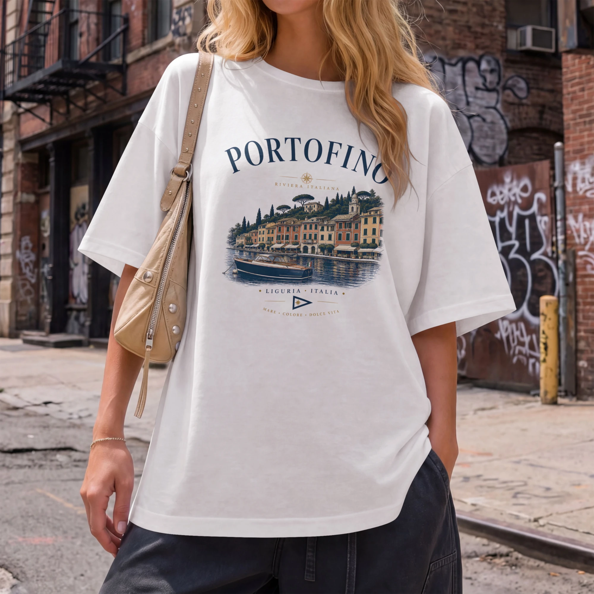 tshirt Portofino-nautique-blanc Femme portant un t-shirt Portofino blanc oversize en ville avec design nautique inspiré de l’Italie