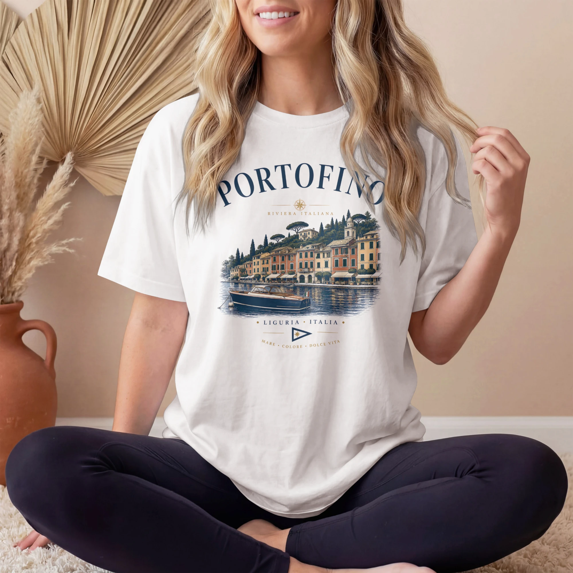 tshirt Portofino-nautique-blanc1 Femme portant un t-shirt Portofino blanc avec illustration vintage du port italien et ambiance Riviera