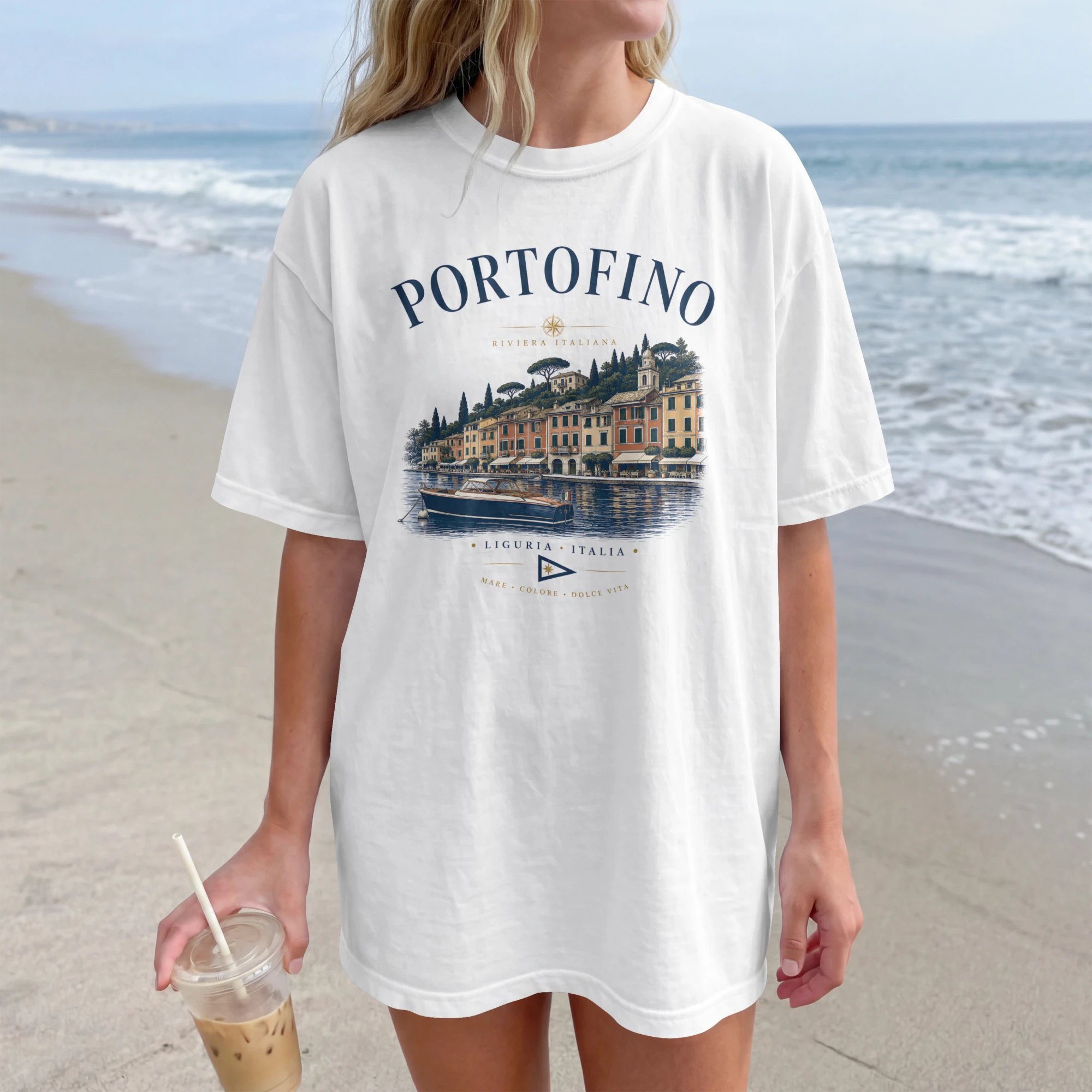 tshirt Portofino-nautique-blanc2 Femme portant un t-shirt Portofino blanc sur la plage, style vacances méditerranéennes