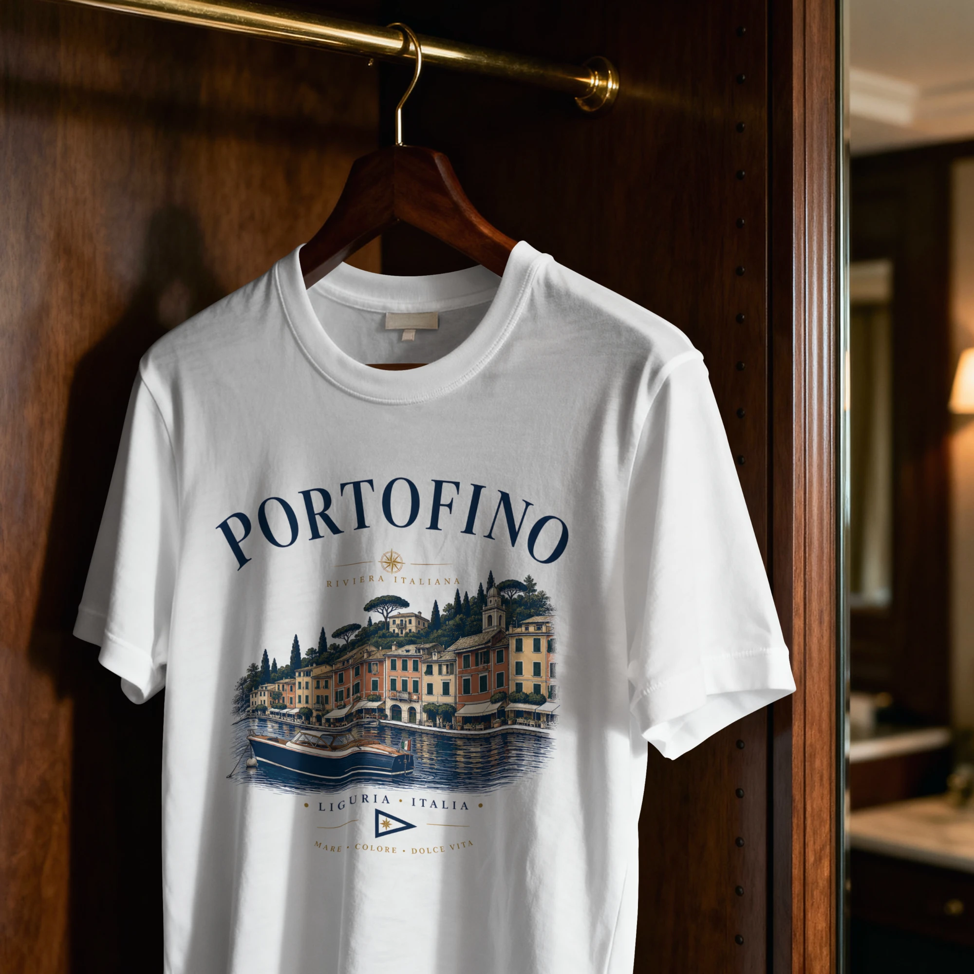 tshirt Portofino-nautique-blanc4 T-shirt Portofino blanc sur cintre avec design vintage du port, bateau classique et ambiance Riviera