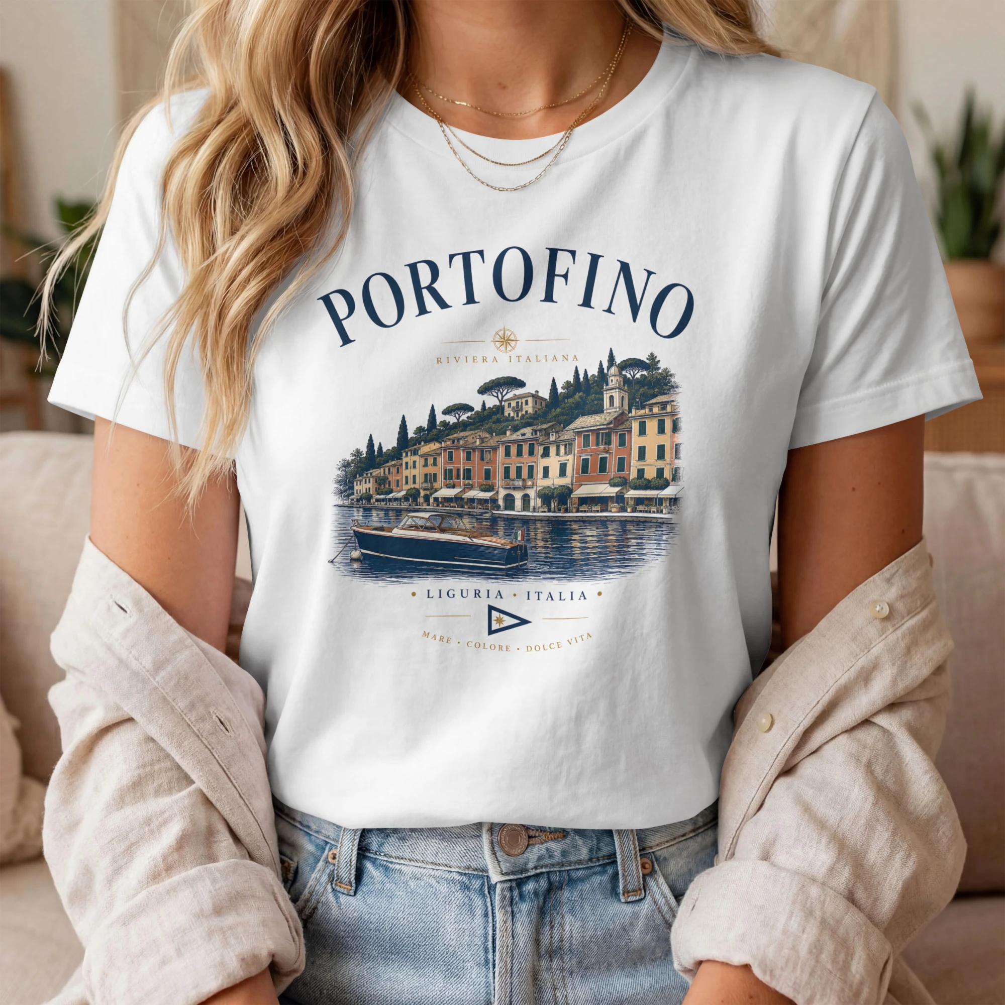 tshirt Portofino-nautique-blanc5 Femme portant un t-shirt Portofino blanc avec illustration du port italien et style Dolce Vita