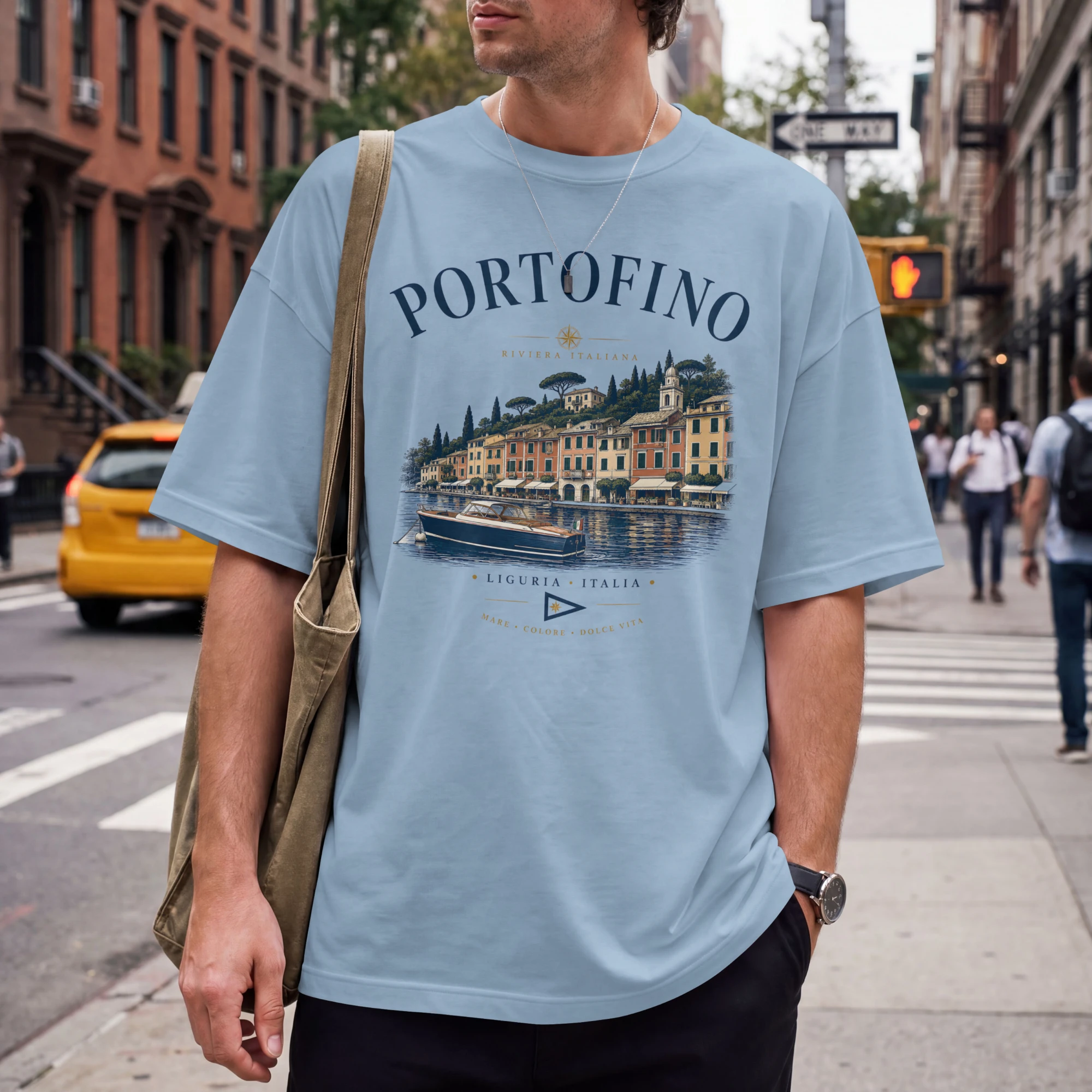 tshirt Portofino-nautique-bleu3 (1) Homme portant un t-shirt Portofino bleu avec illustration du port de Ligurie et bateau classique