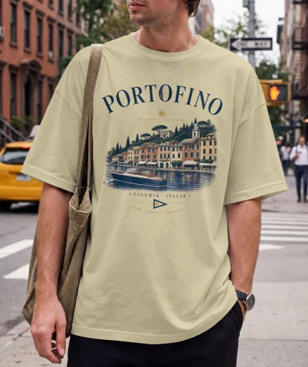 Homme portant un t-shirt Portofino naturel avec design vintage inspiré de la Riviera italienne