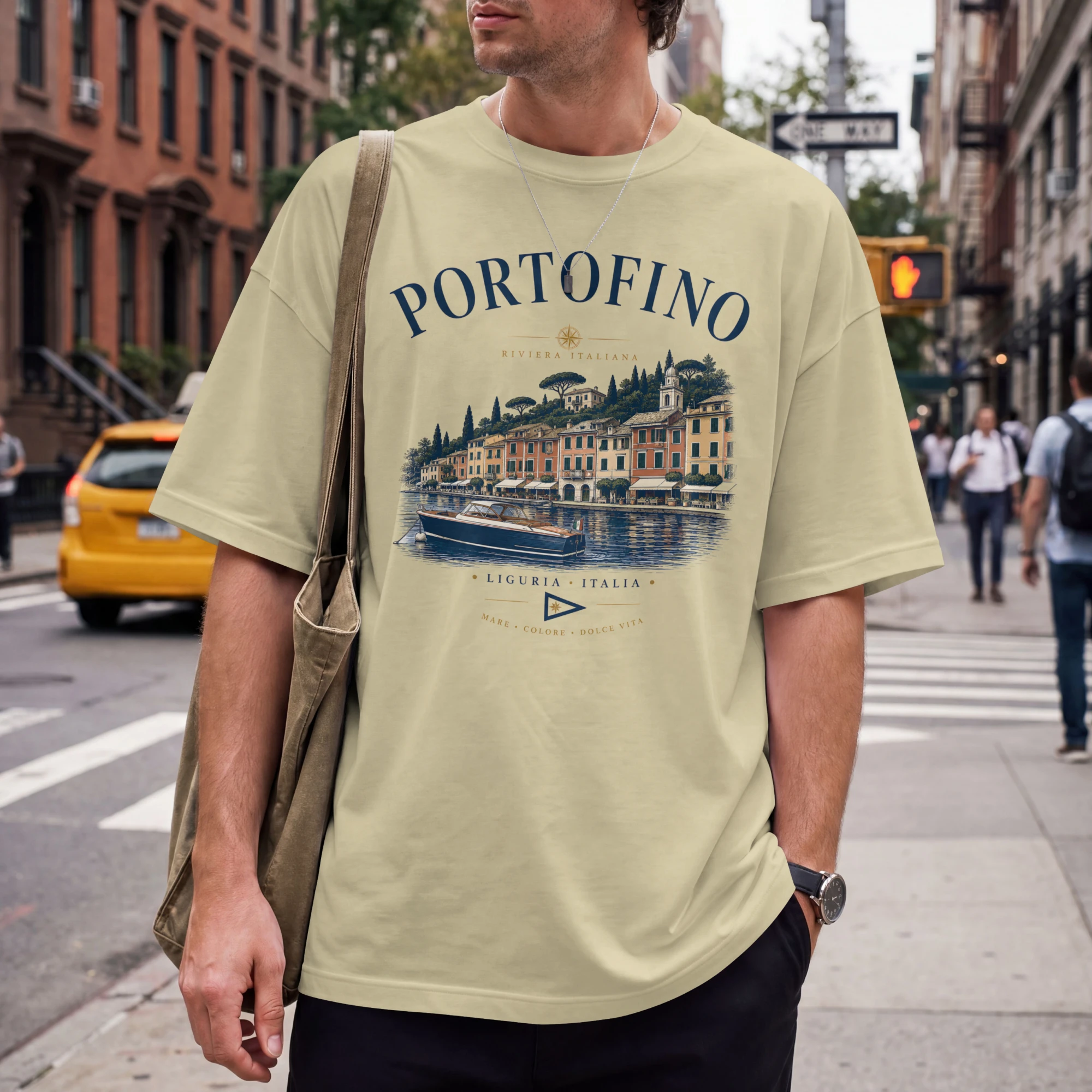 tshirt Portofino-nautique-naturel1 Homme portant un t-shirt Portofino naturel avec design vintage inspiré de la Riviera italienne