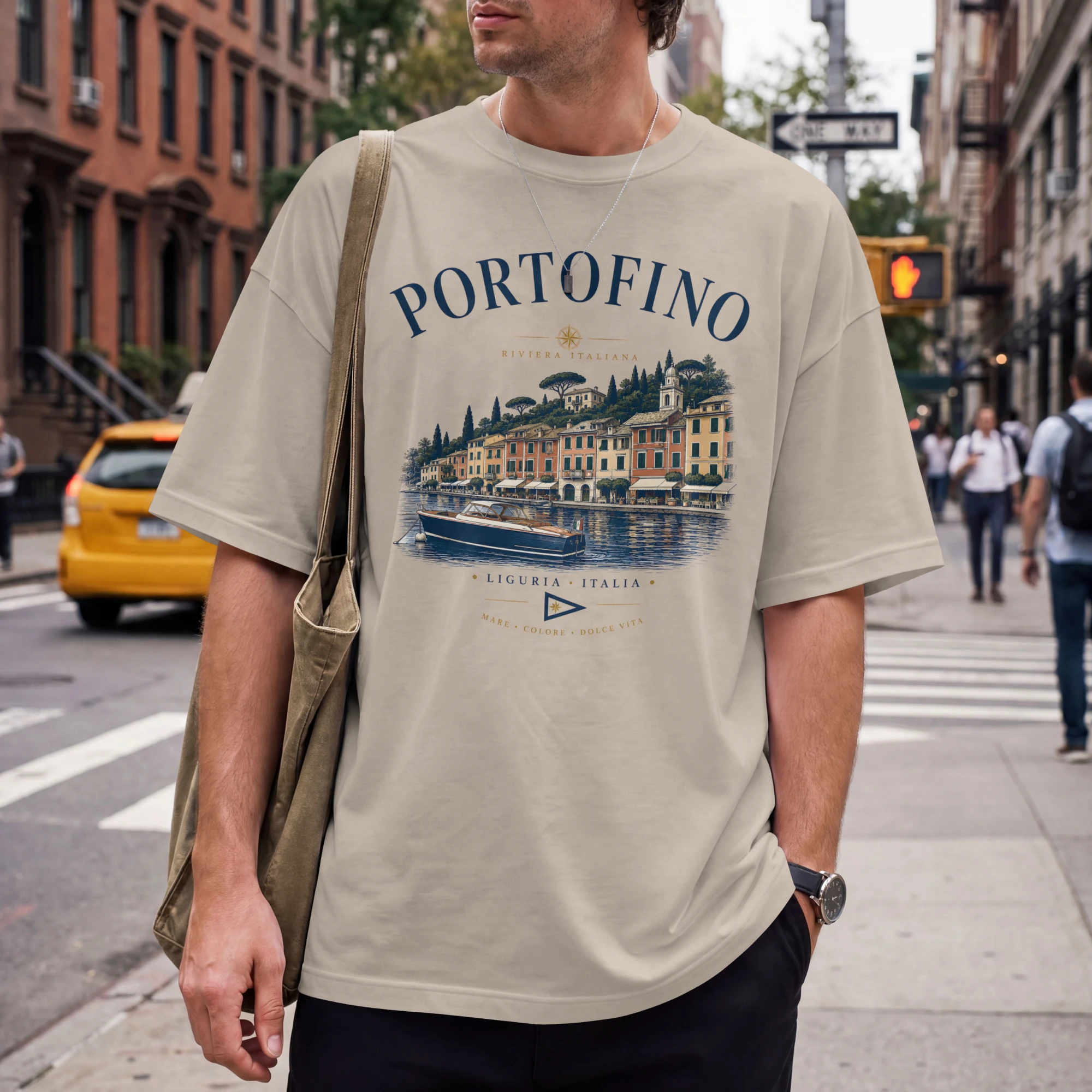 tshirt Portofino-nautique-sable Homme portant un t-shirt Portofino sable avec illustration vintage du port italien et style nautique Riviera