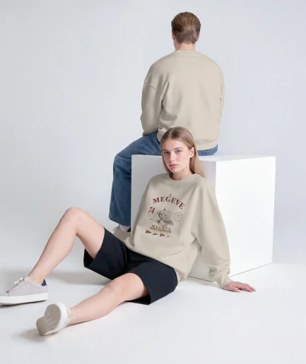Sweat Megève vintage sable porté de dos, motif skieur et badge Vallée de Megève