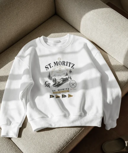 Sweat St. Moritz vintage blanc suspendu, gros plan sur le design Cresta Run et badges vintage