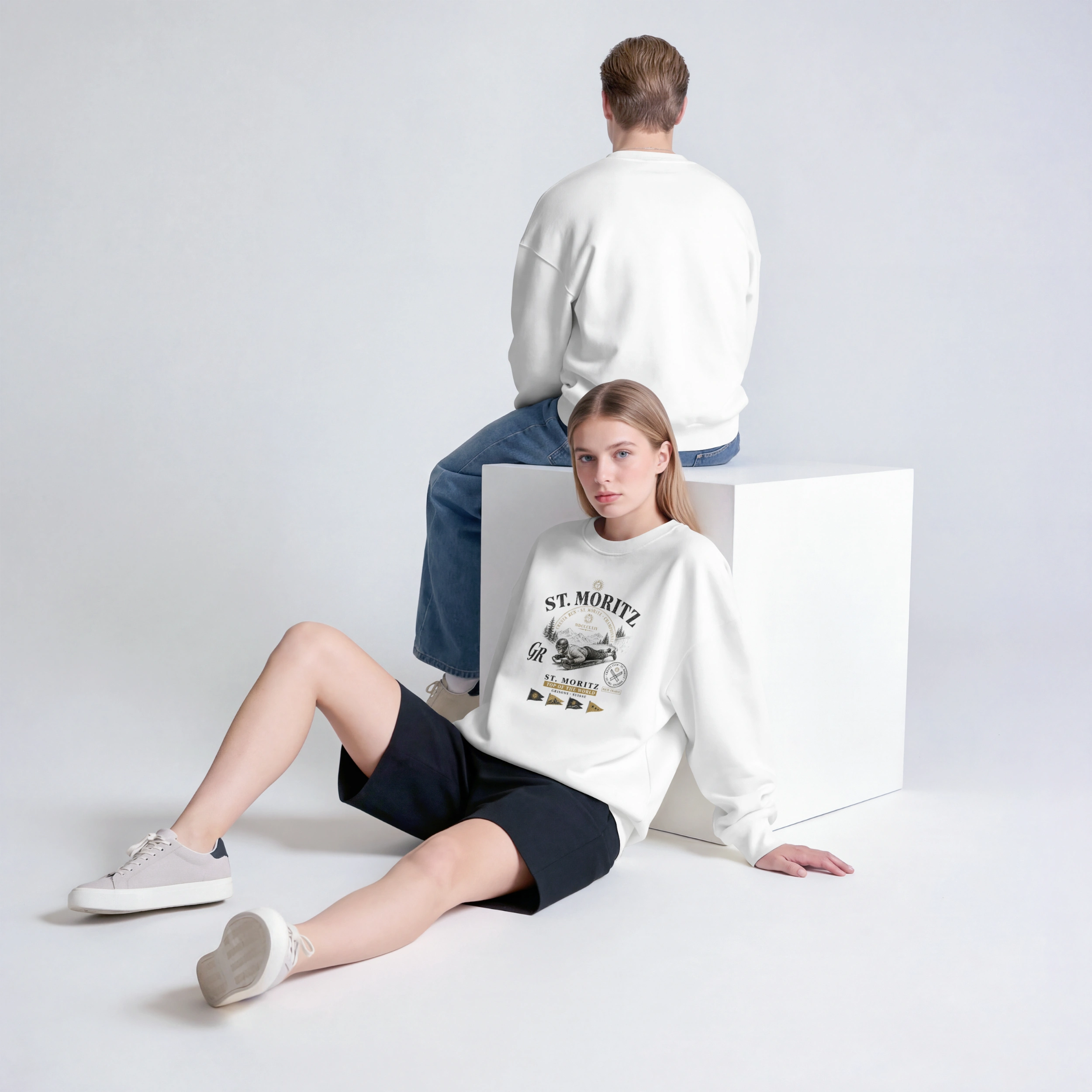 sweat-st-moritz-vintage-blanc2 Sweat St. Moritz vintage blanc porté de dos, motif rider skeleton et badge Grisons