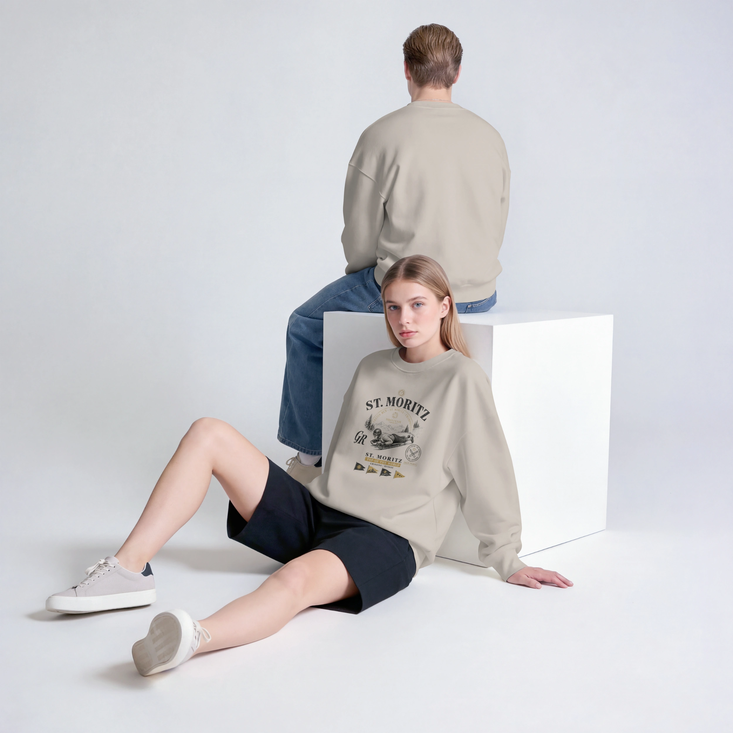 sweat-st-moritz-vintage-sable Sweat St. Moritz vintage sable porté de dos, motif rider skeleton et badge Cresta Club
