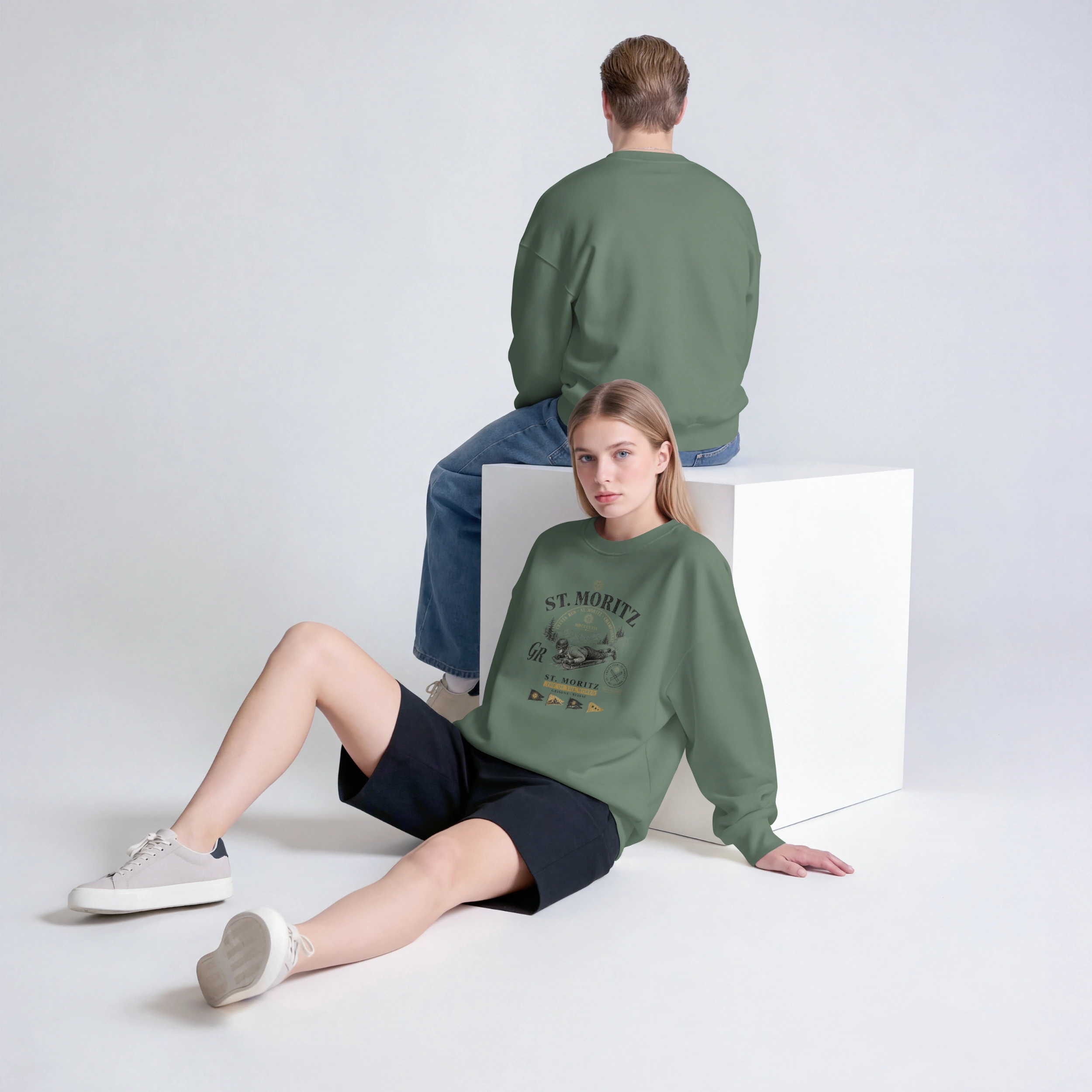 sweat-st-moritz-vintage-vert-militaire Sweat St. Moritz vintage vert militaire porté de dos, collection ski alpin rétro Riviera Hiver