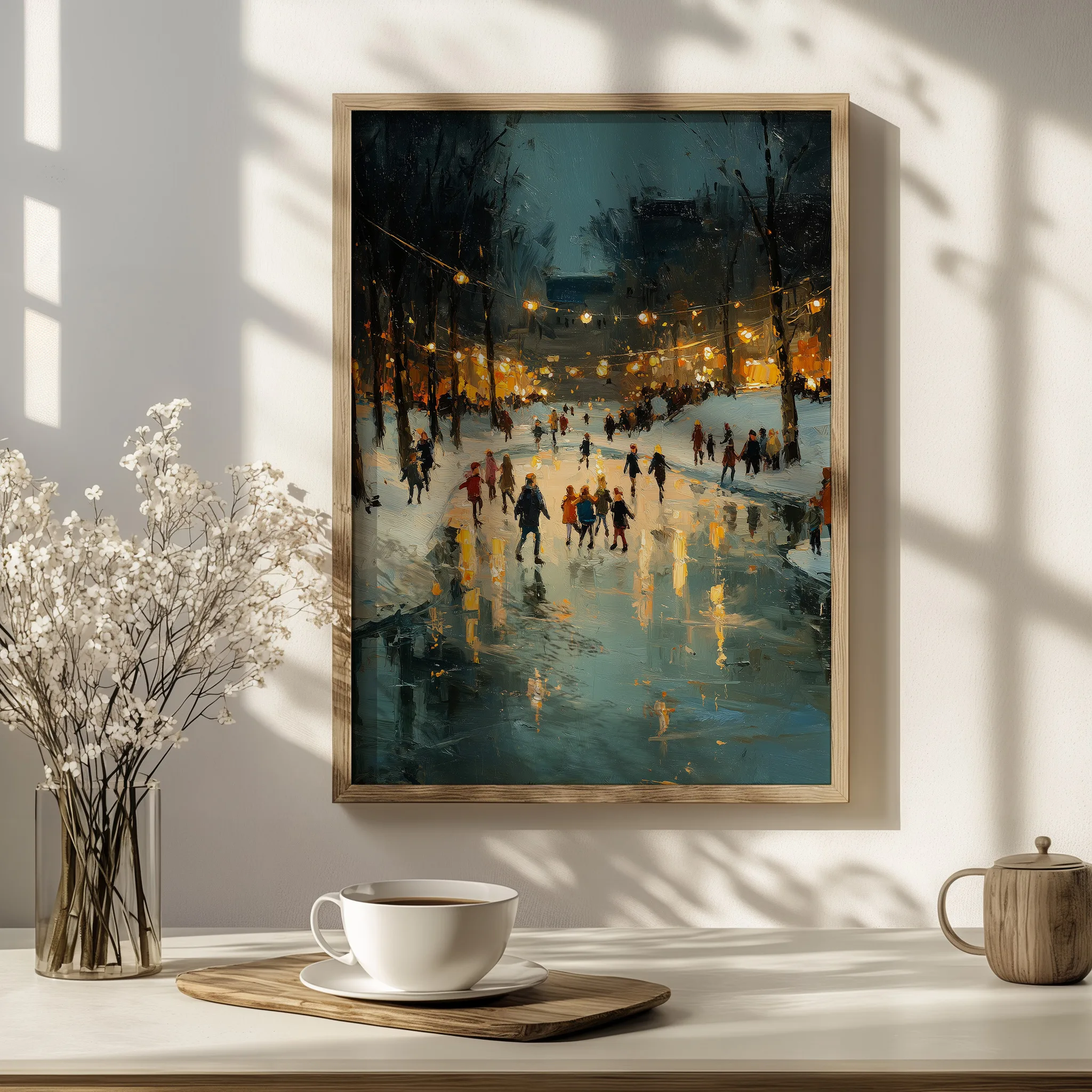 Affiche patinoire hiver accrochée sur un mur texturé beige baigné par des ombres de lumière naturelle.