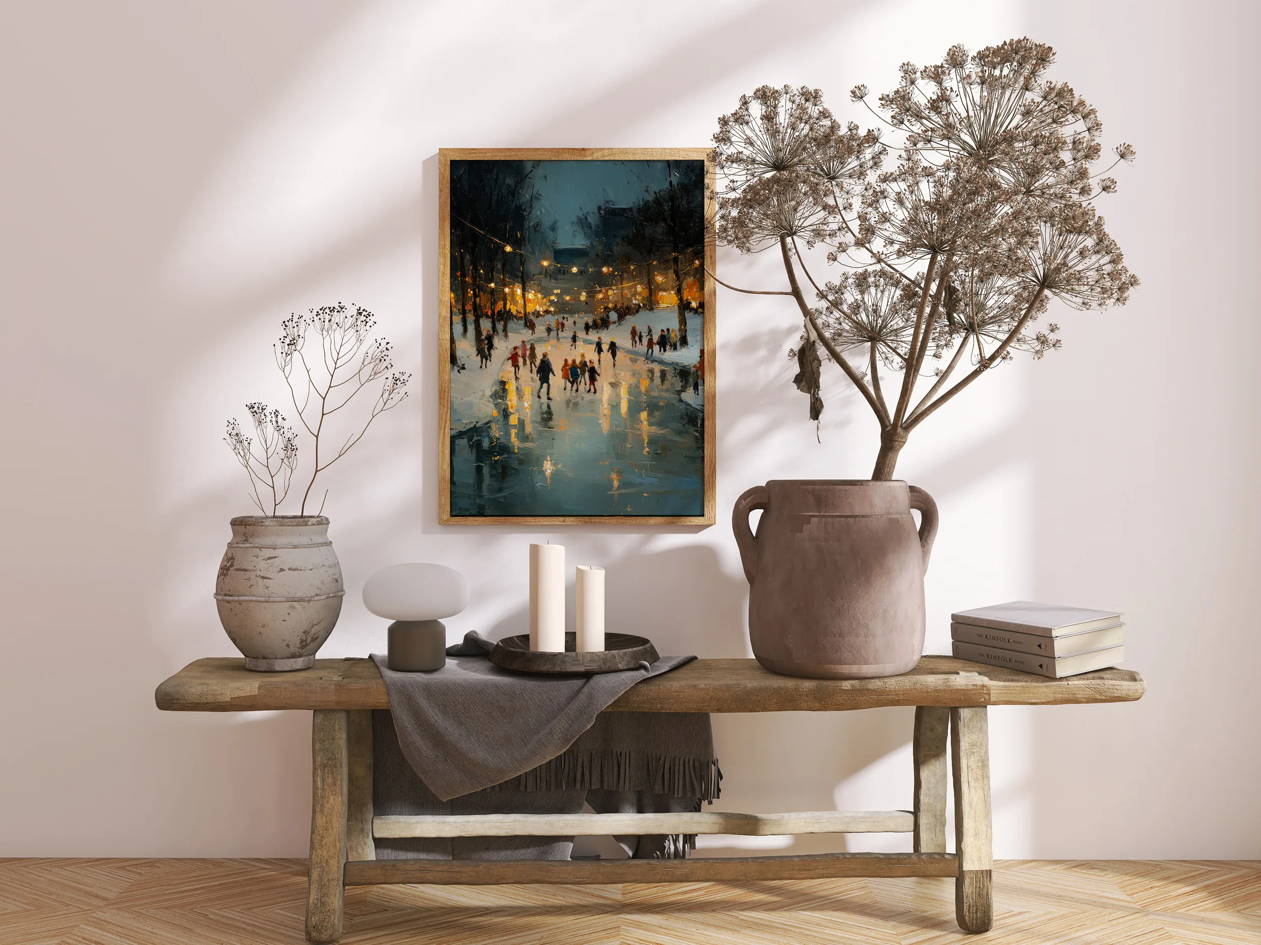 Affiche patinoire hiver installée dans un salon lumineux près d'une plante d'intérieur et de vases en grès.