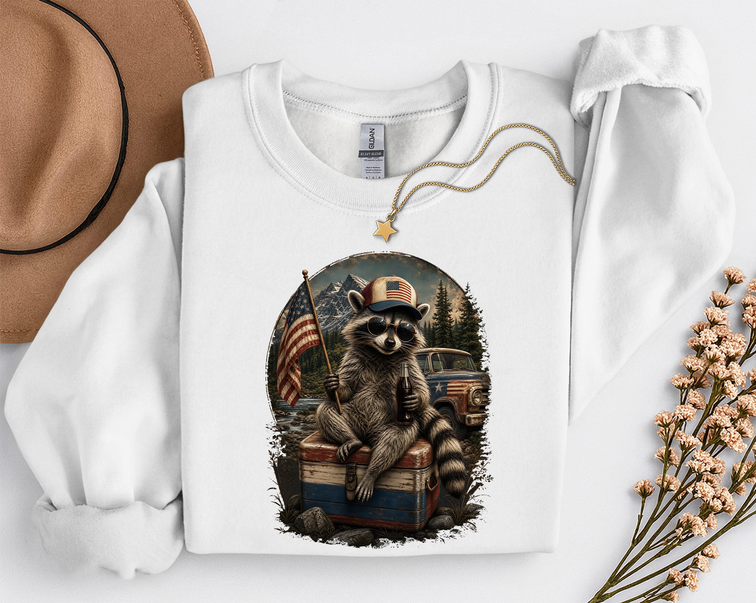 raton-laveur-usa-blanc Sweatshirt bleu blanc à plat avec imprimé raton laveur style USA vintage, casquette et drapeau américain