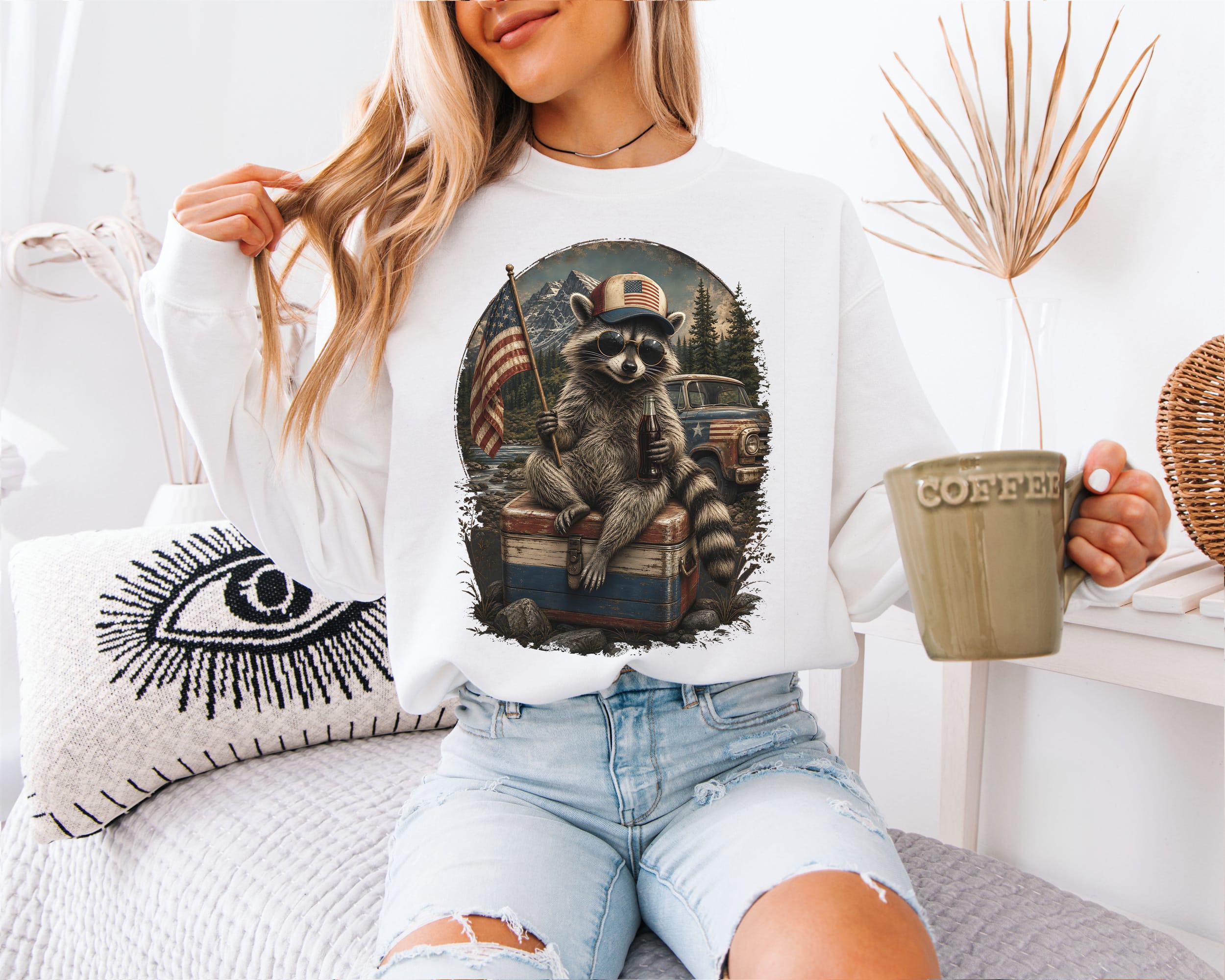 raton-laveur-usa-blanc1 Femme portant un sweatshirt blanc avec imprimé raton laveur américain style vintage