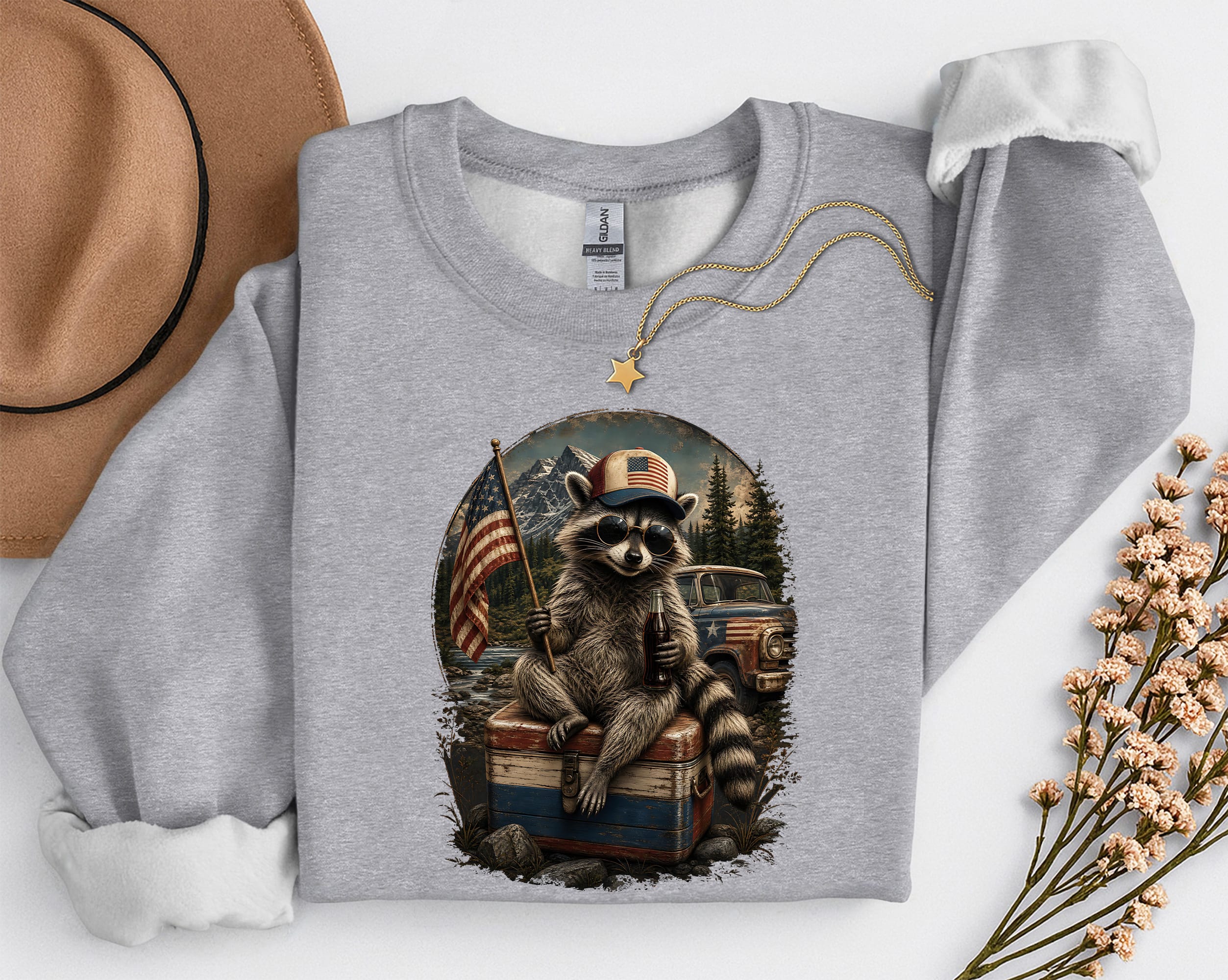 raton-laveur-usa-gris Sweatshirt gris sport à plat avec imprimé raton laveur style USA vintage, casquette et drapeau américain