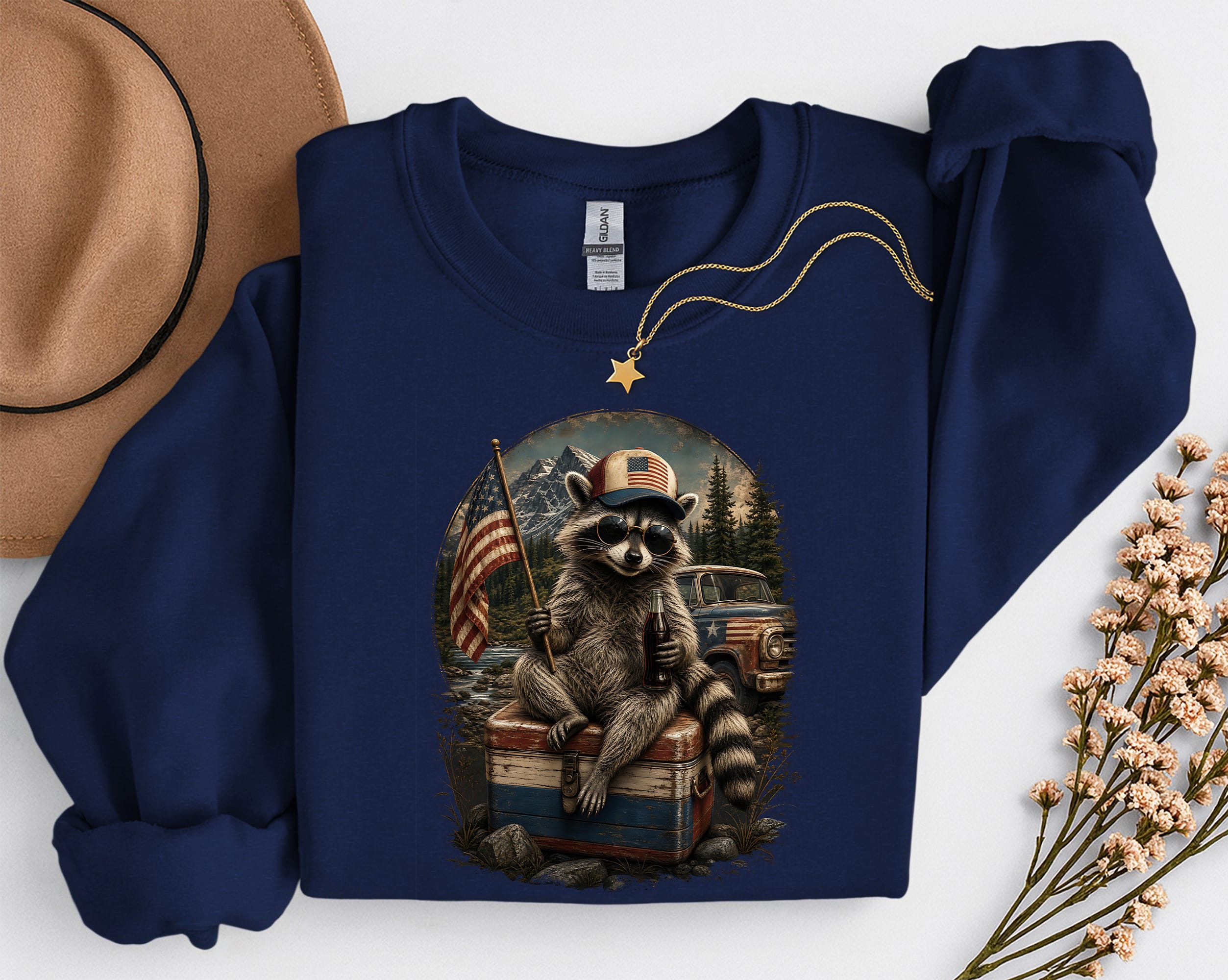 raton-laveur-usa-marine Sweatshirt bleu marine à plat avec imprimé raton laveur style USA vintage, casquette et drapeau américain