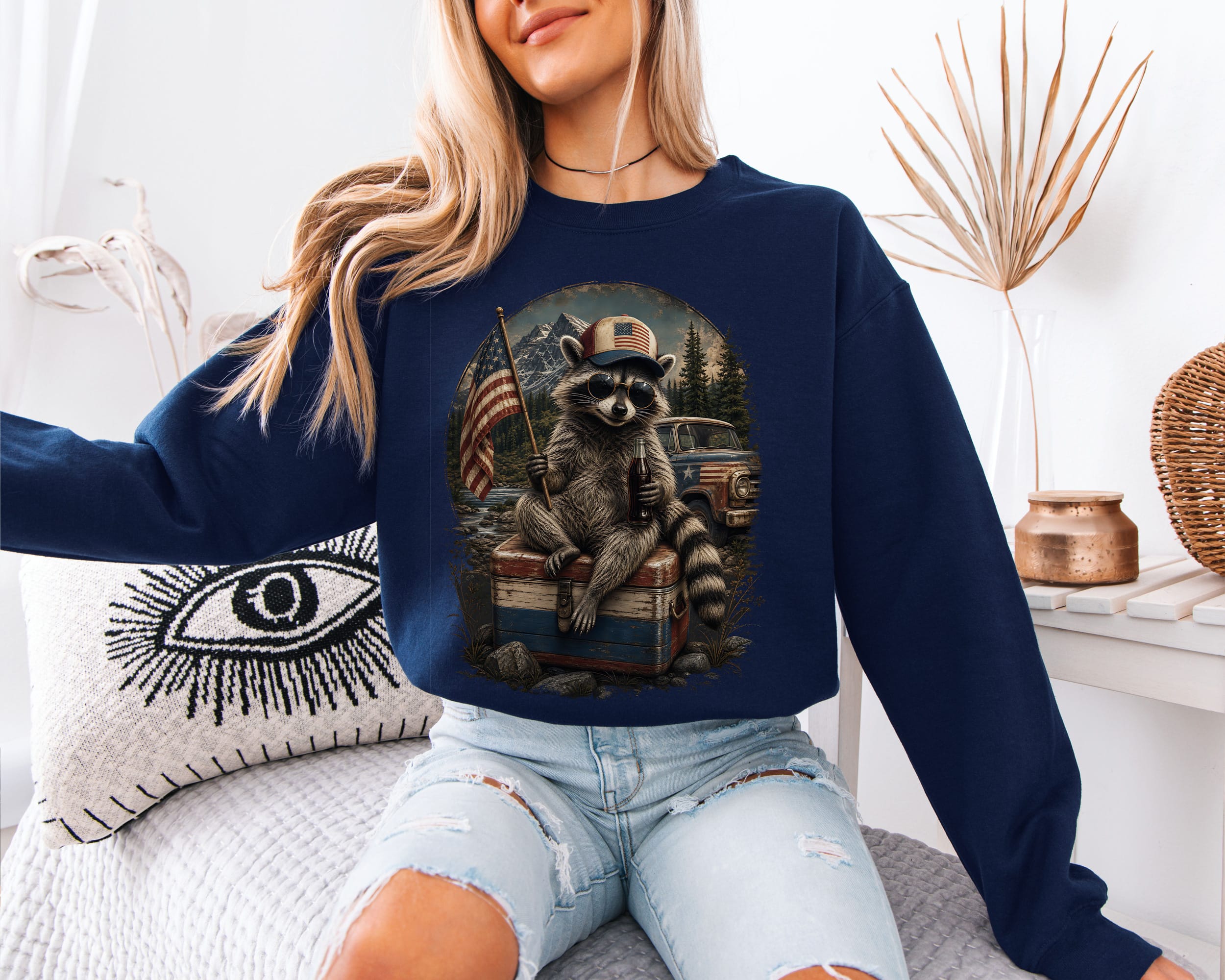raton-laveur-usa-marine1 Femme portant un sweatshirt marine avec imprimé raton laveur américain style vintage