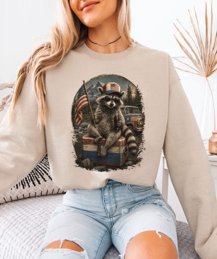 Femme portant un sweatshirt sable avec imprimé raton laveur américain style vintage