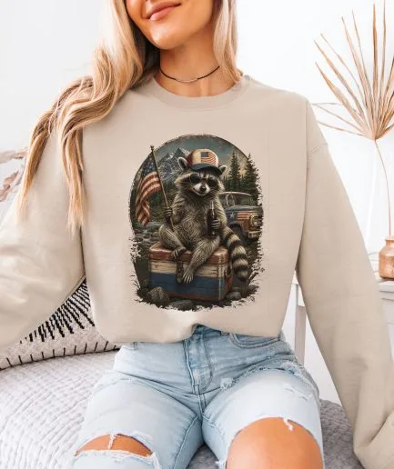 Femme portant un sweatshirt sable avec imprimé raton laveur américain style vintage