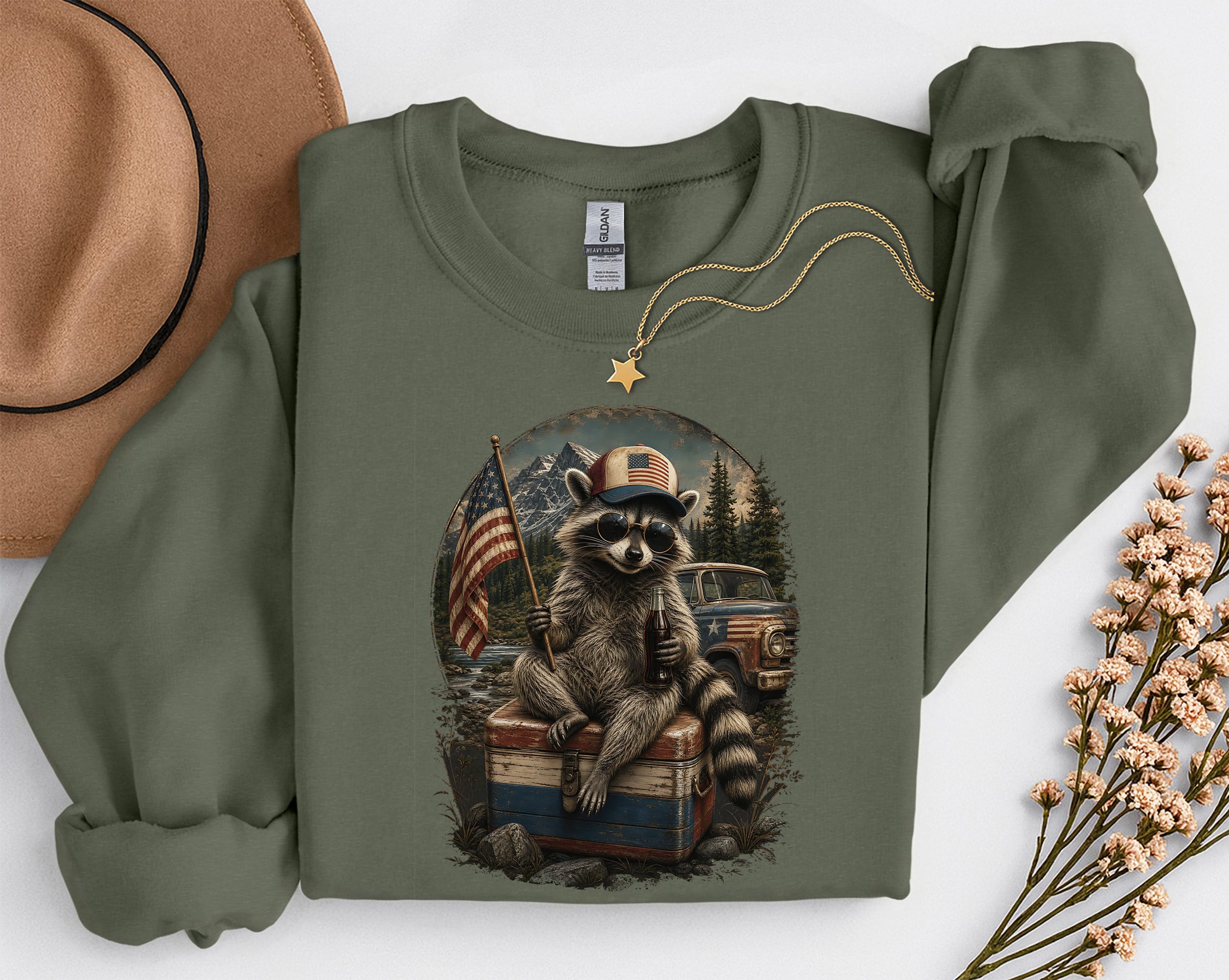 raton-laveur-usa-vert Sweatshirt vert militaire à plat avec imprimé raton laveur style USA vintage, casquette et drapeau américain