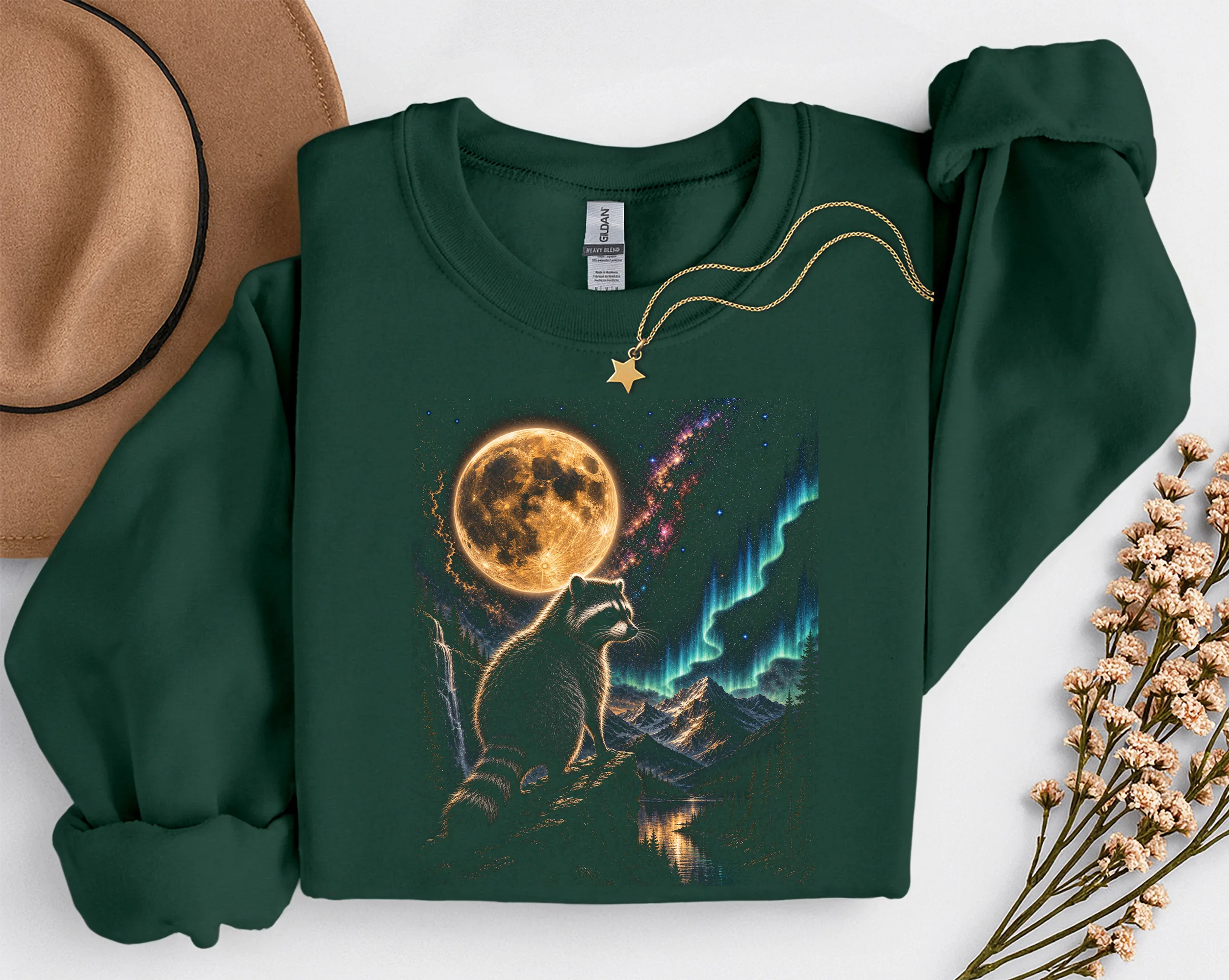 Sweat-shirt graphique forest avec le motif de raton laveur et lune plié.
